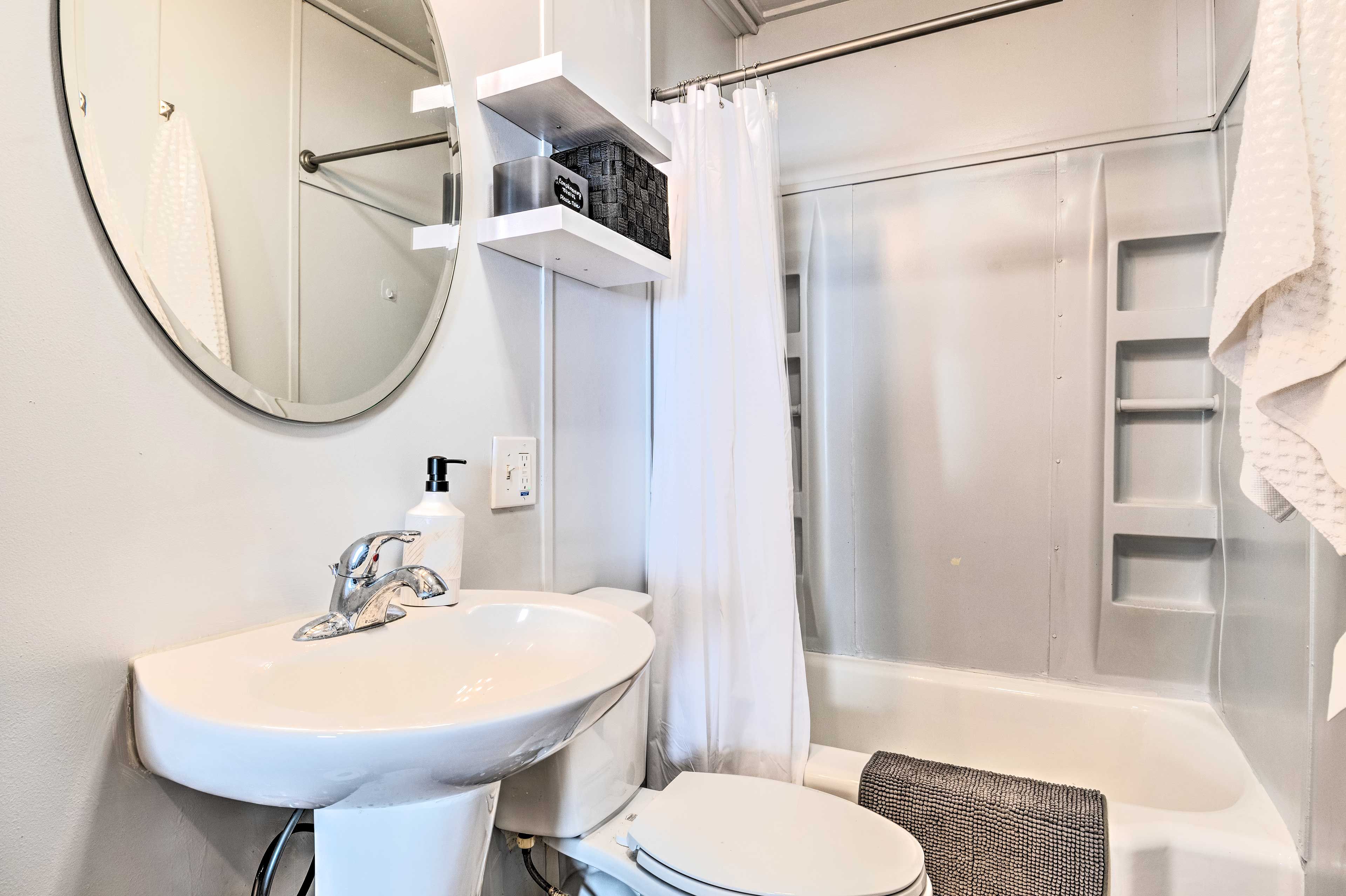Full Bathroom | Complimentary Toiletries | Towels Provided