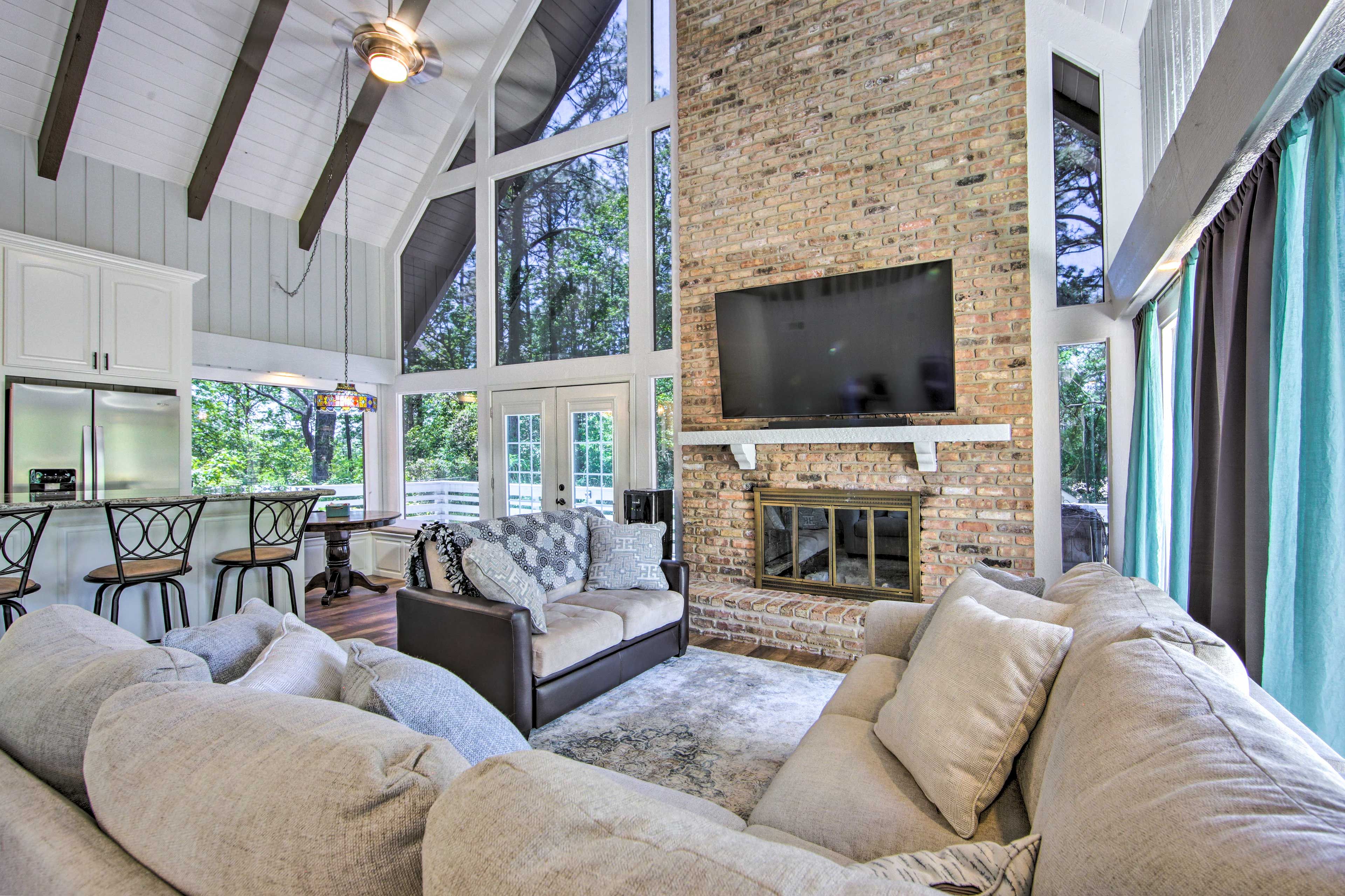 Brookeland Vacation Rental | 3BR | 2BA | 1,717 Sq Ft | 5 Stairs to Enter