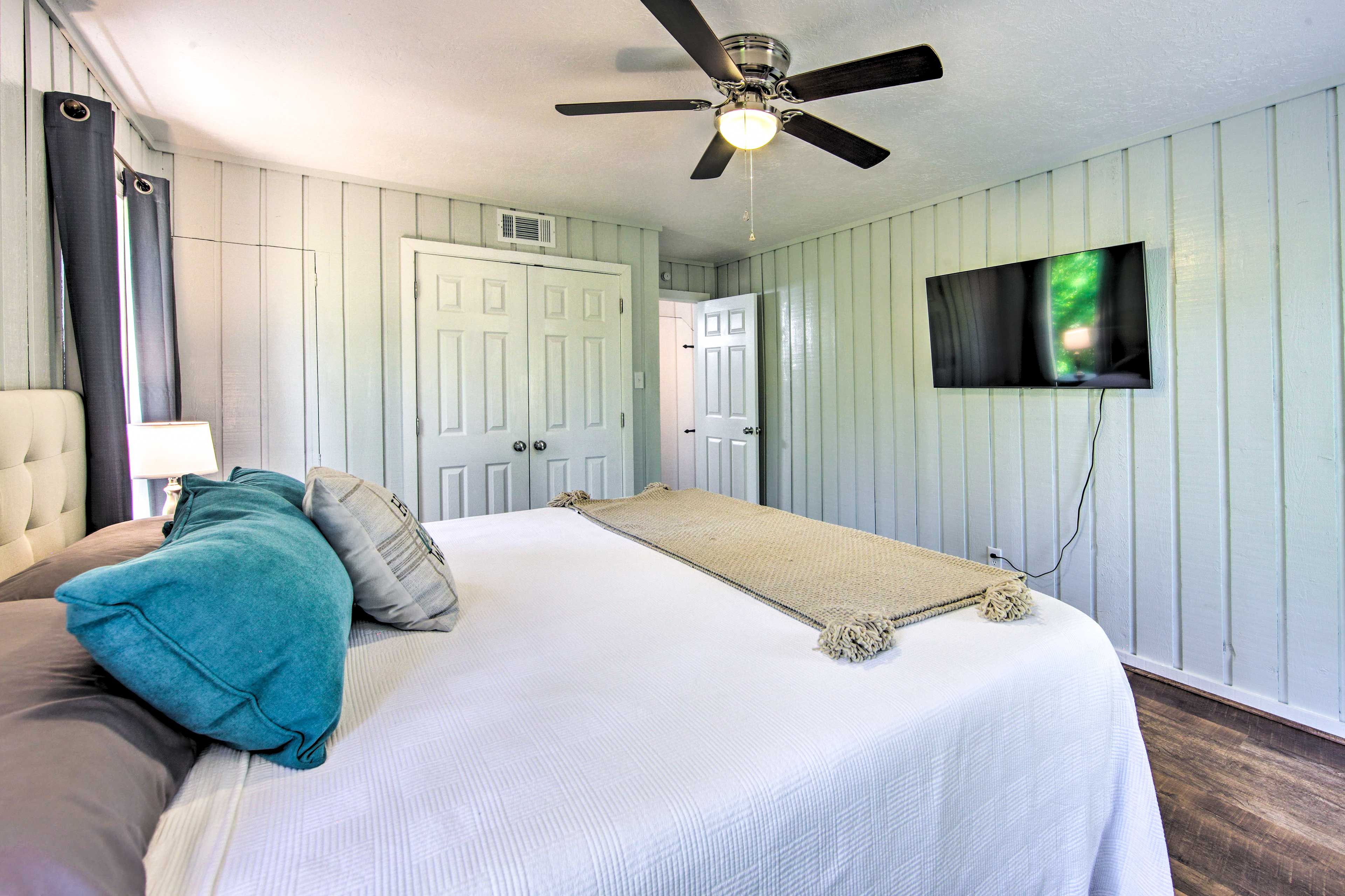 Bedroom 2 | King Bed | 1st Floor