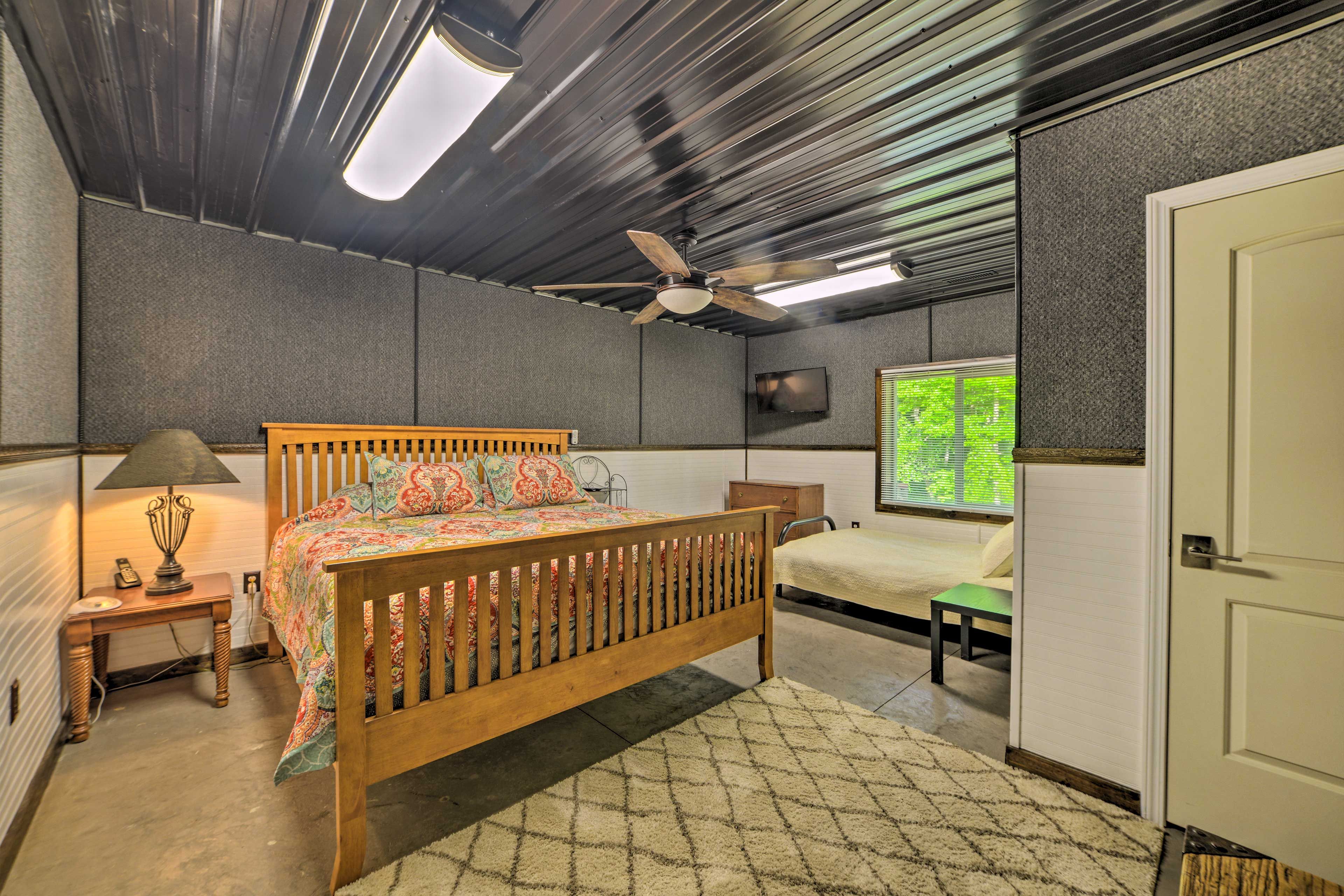 Bedroom 2 | Queen Bed | Futon | Smart TV