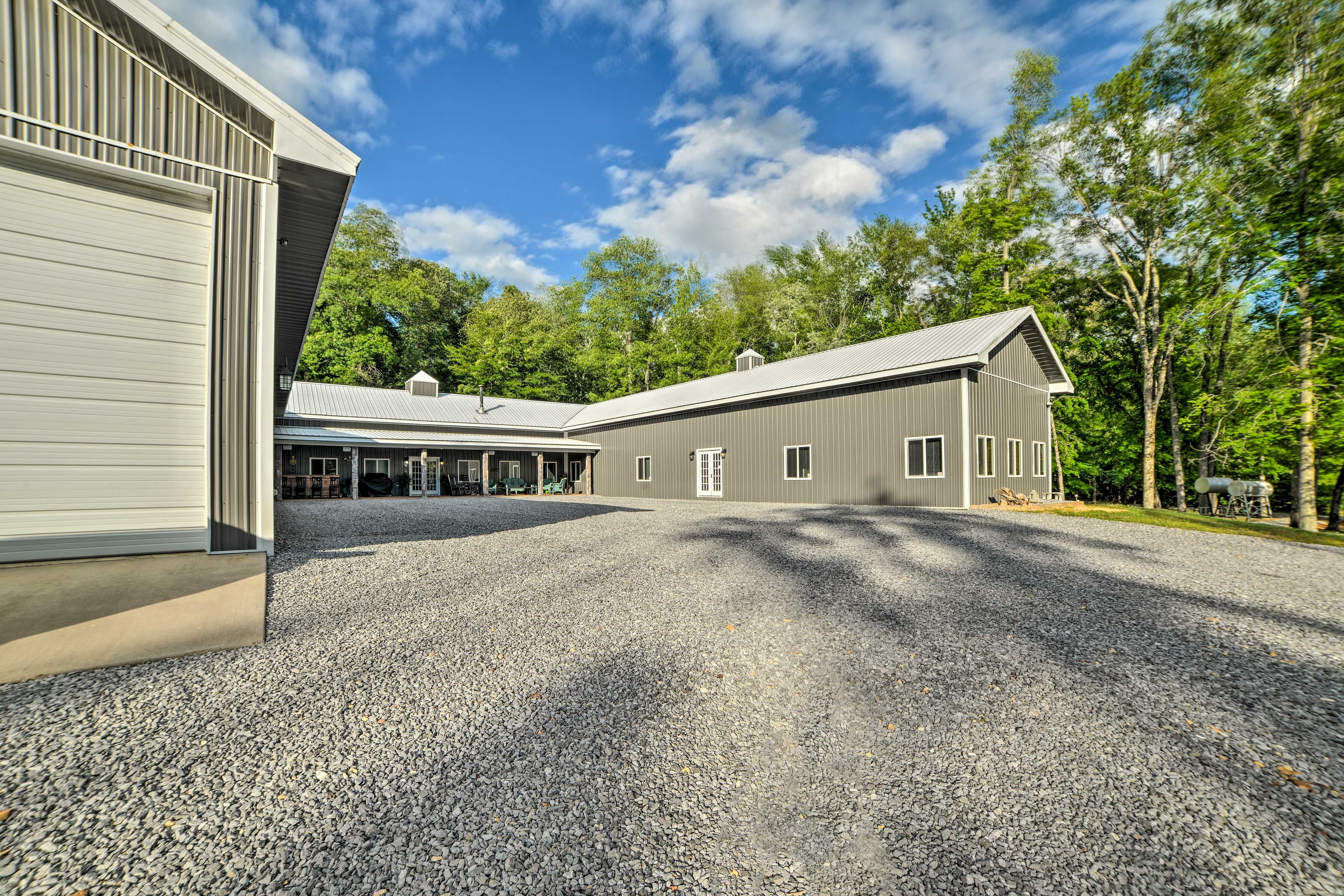 Parking | Driveway (15 Vehicles)