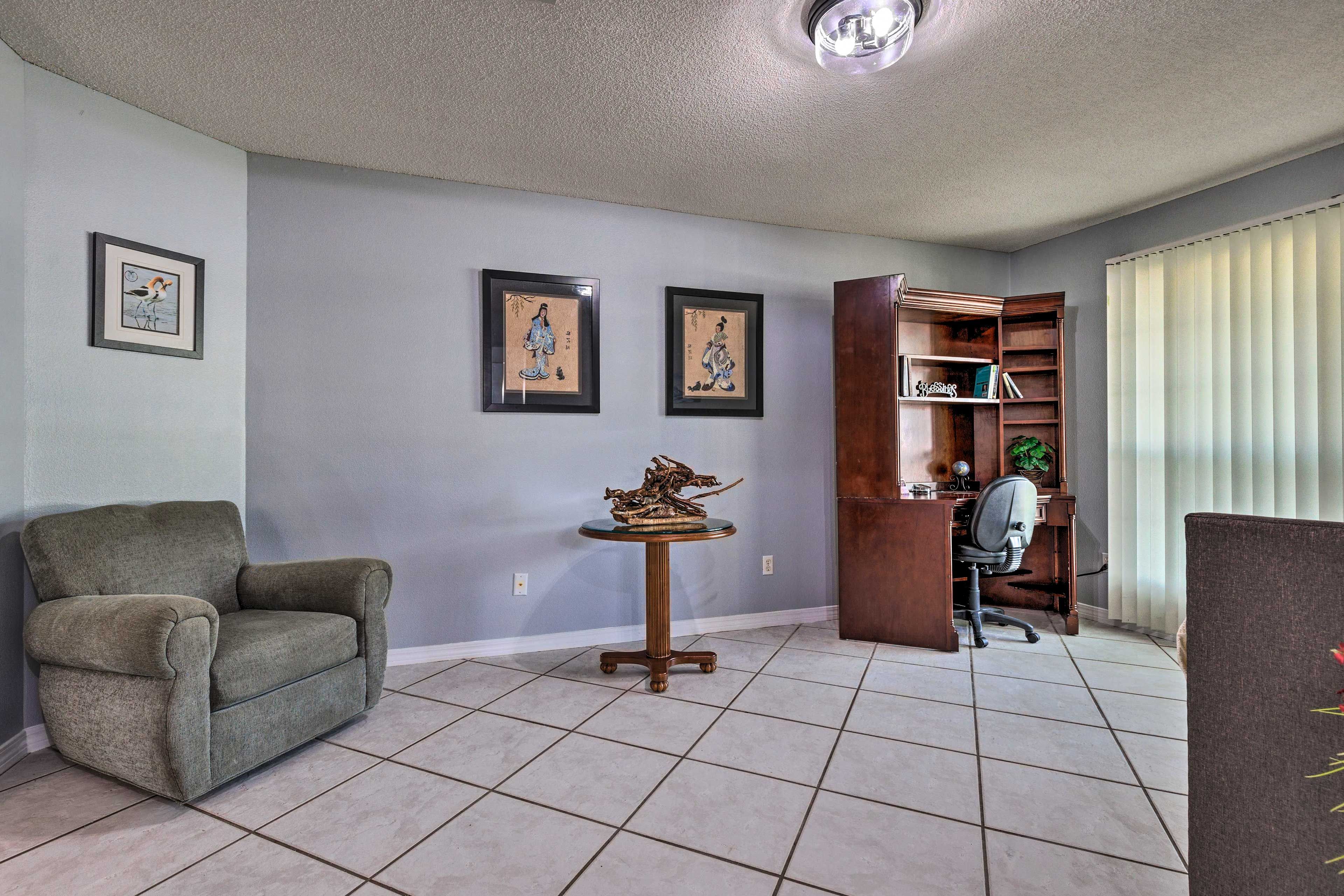 Office | Laptop Friendly | Twin Daybed w/ Twin Trundle | Linens Provided