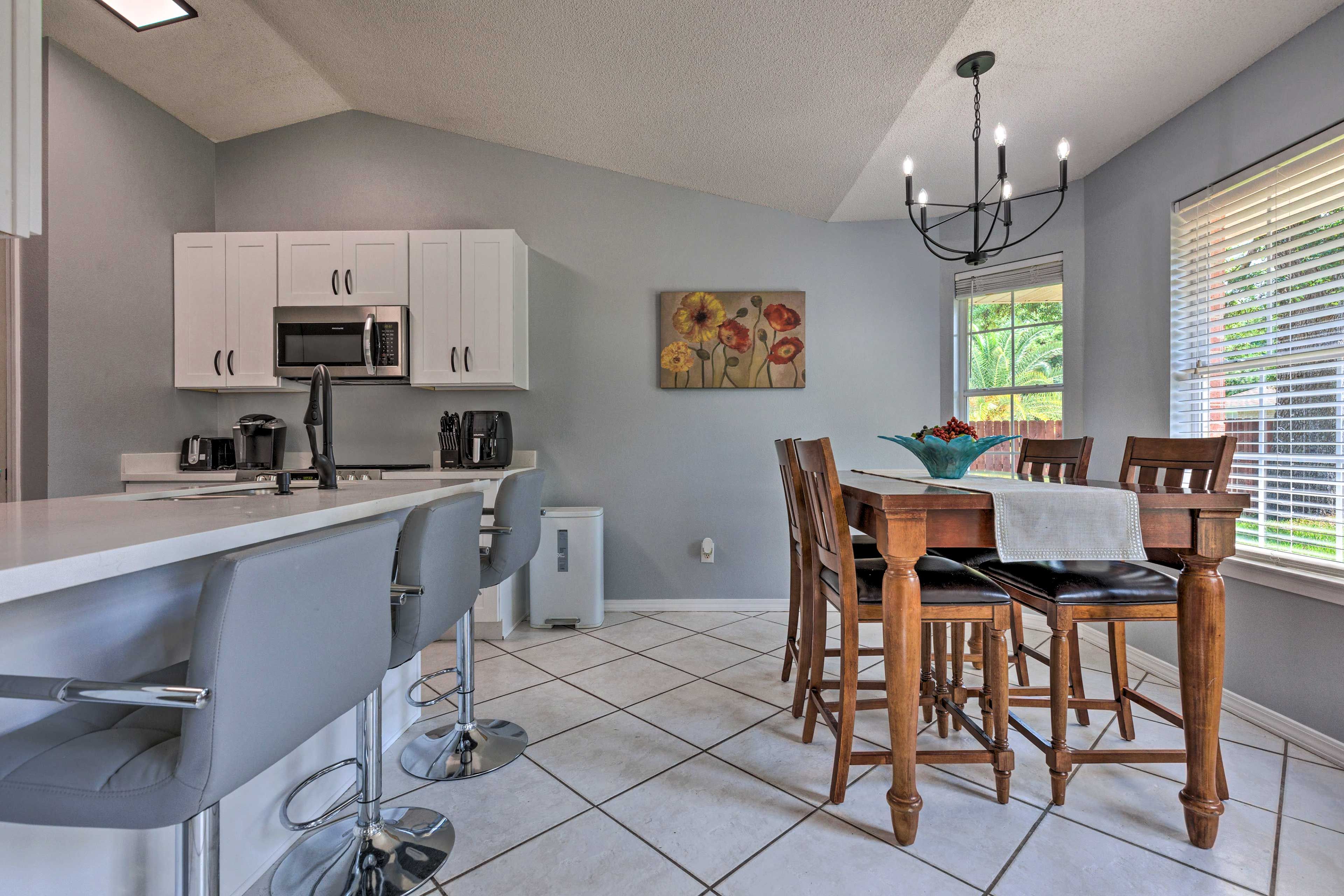 Dining Area | Dishware & Flatware Provided