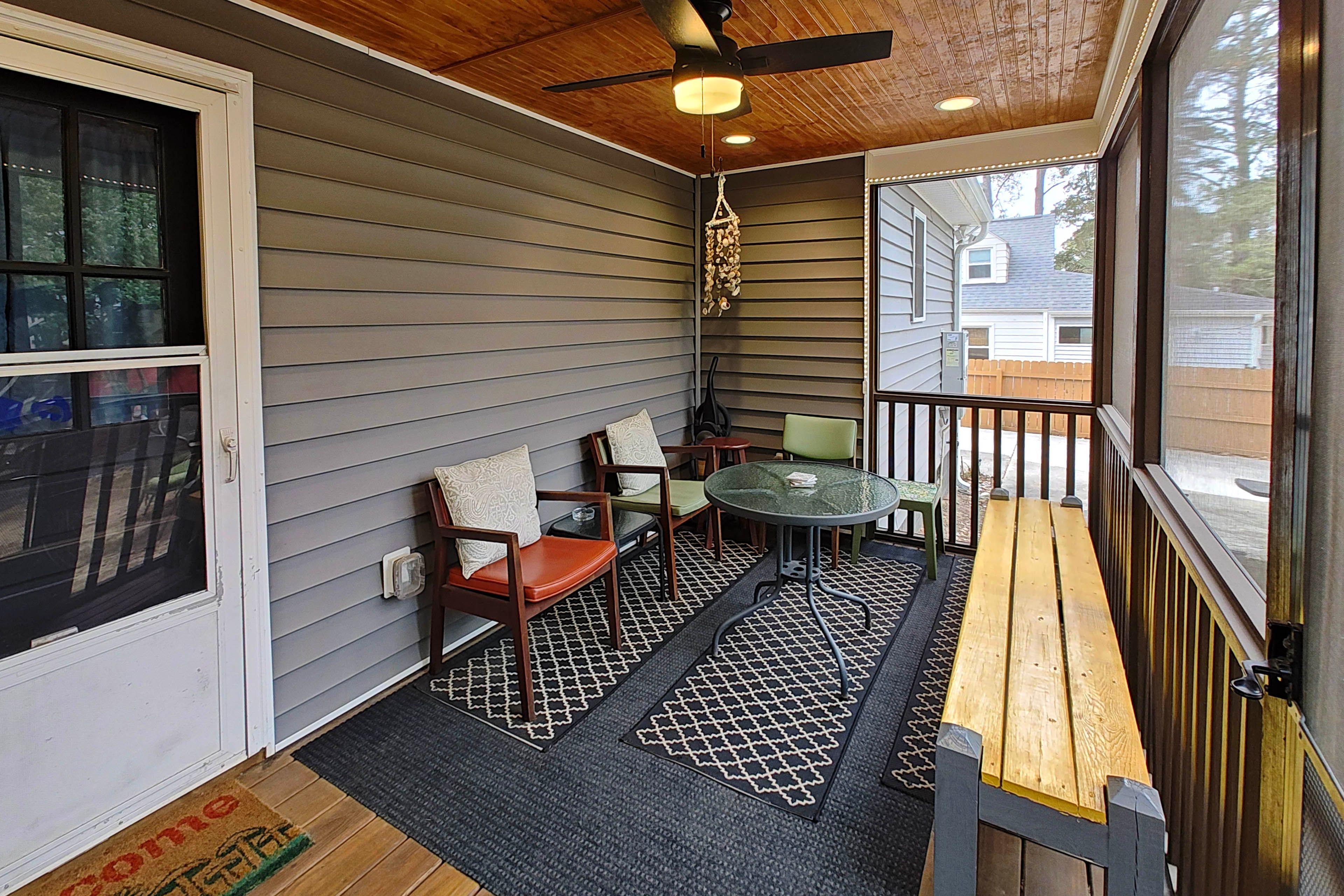 Screened-In Porch | Outdoor Seating & Dining Areas