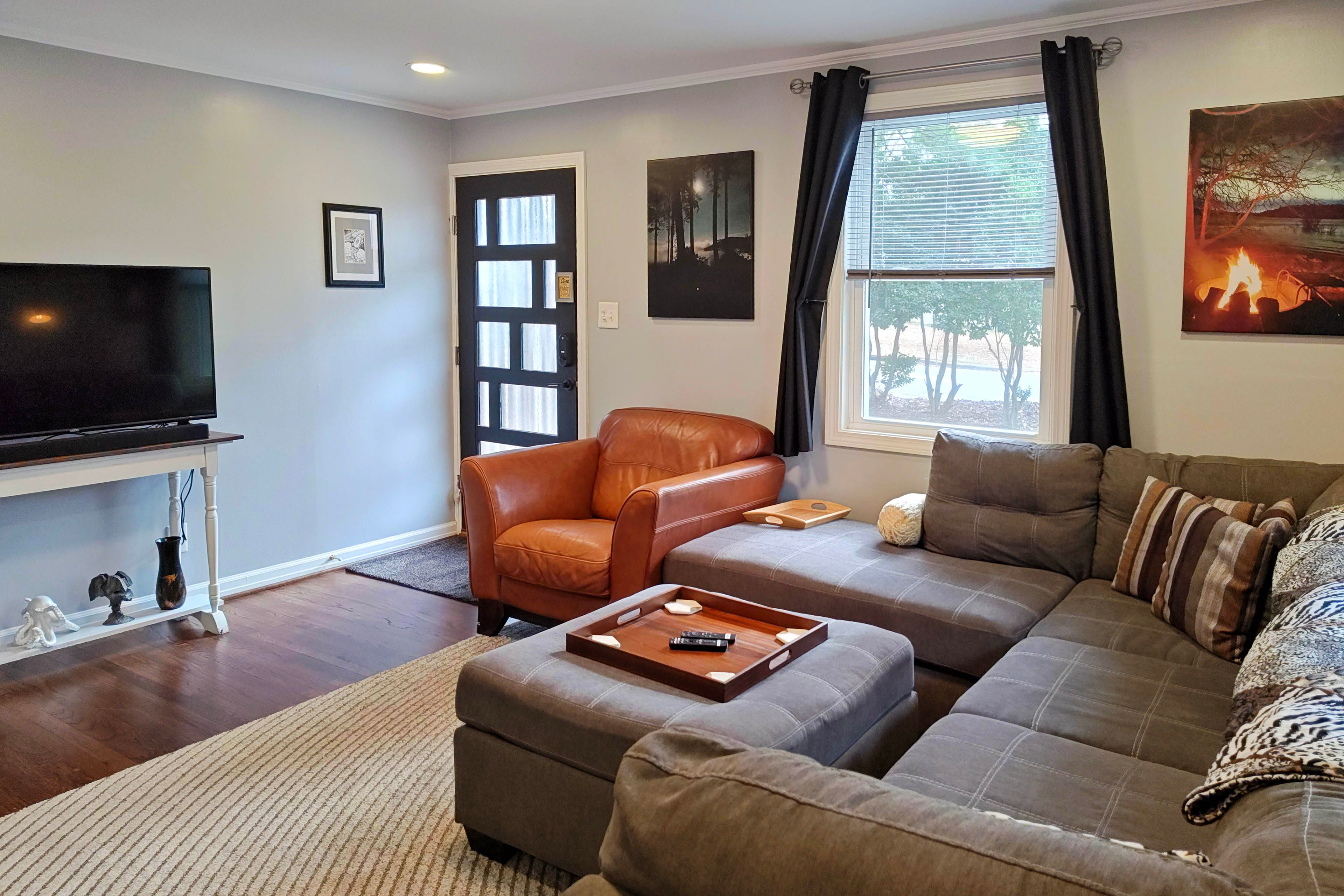 Living Room | Keyless Entry | Smart TVs | Free WiFi