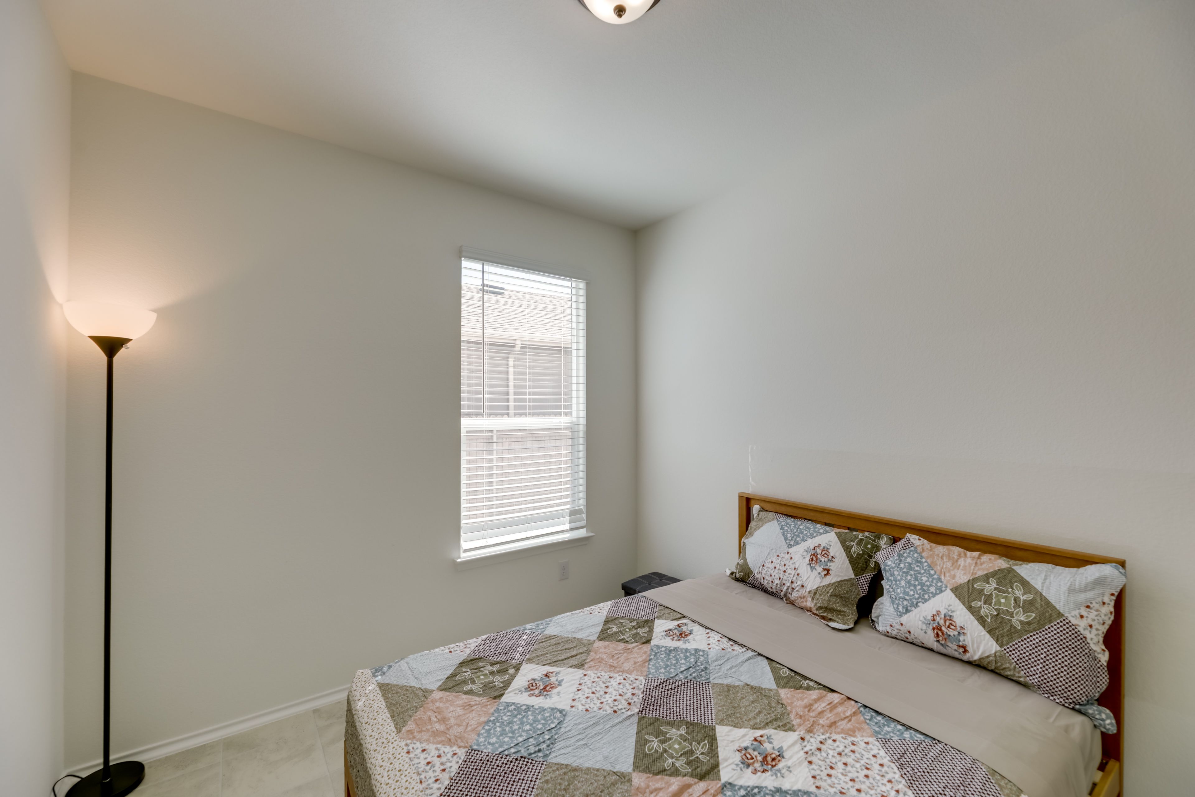 Bedroom 4 | Queen Bed | 1st Floor