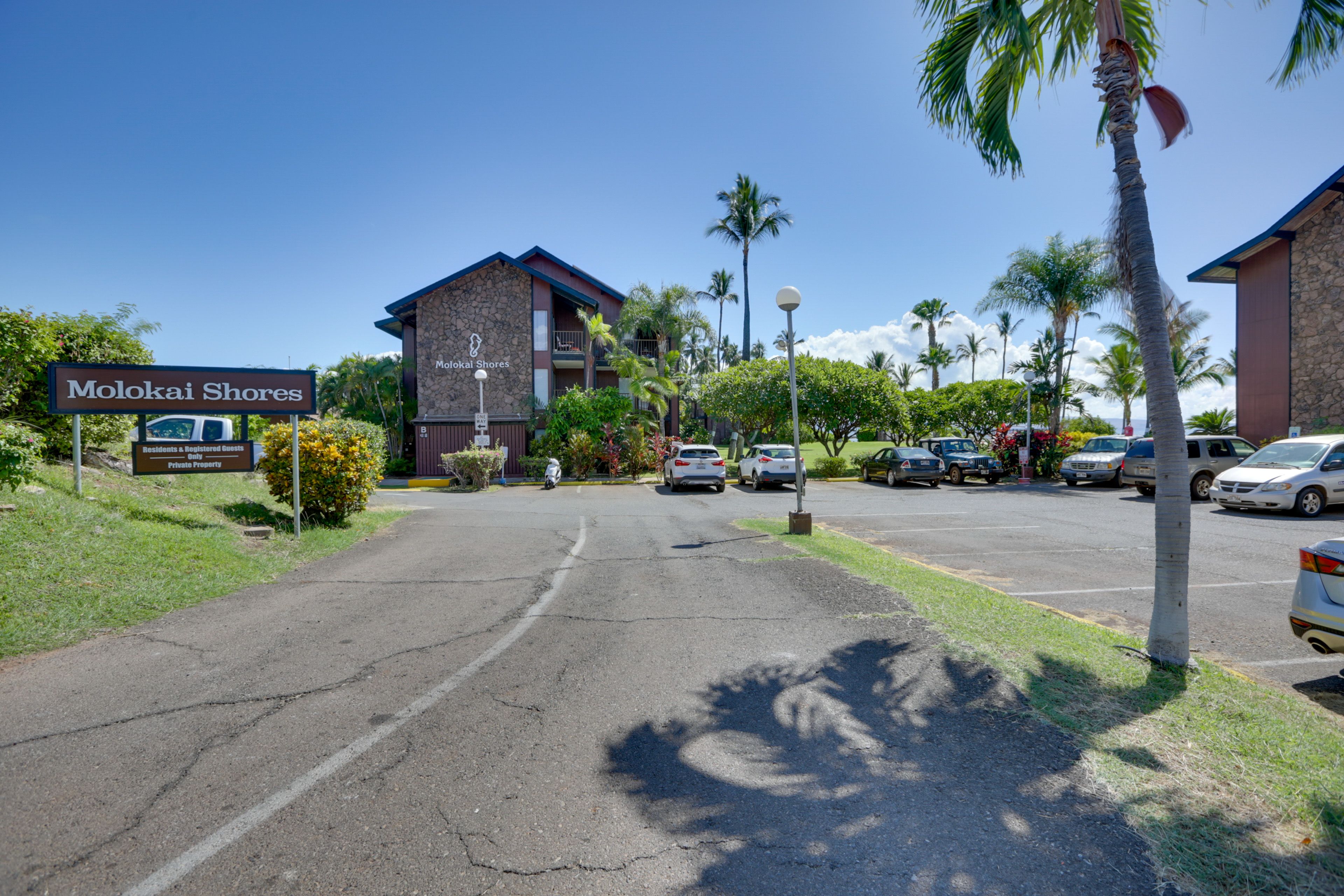 Molokai Shores Resort | Parking | Parking Lot (1 Vehicle)