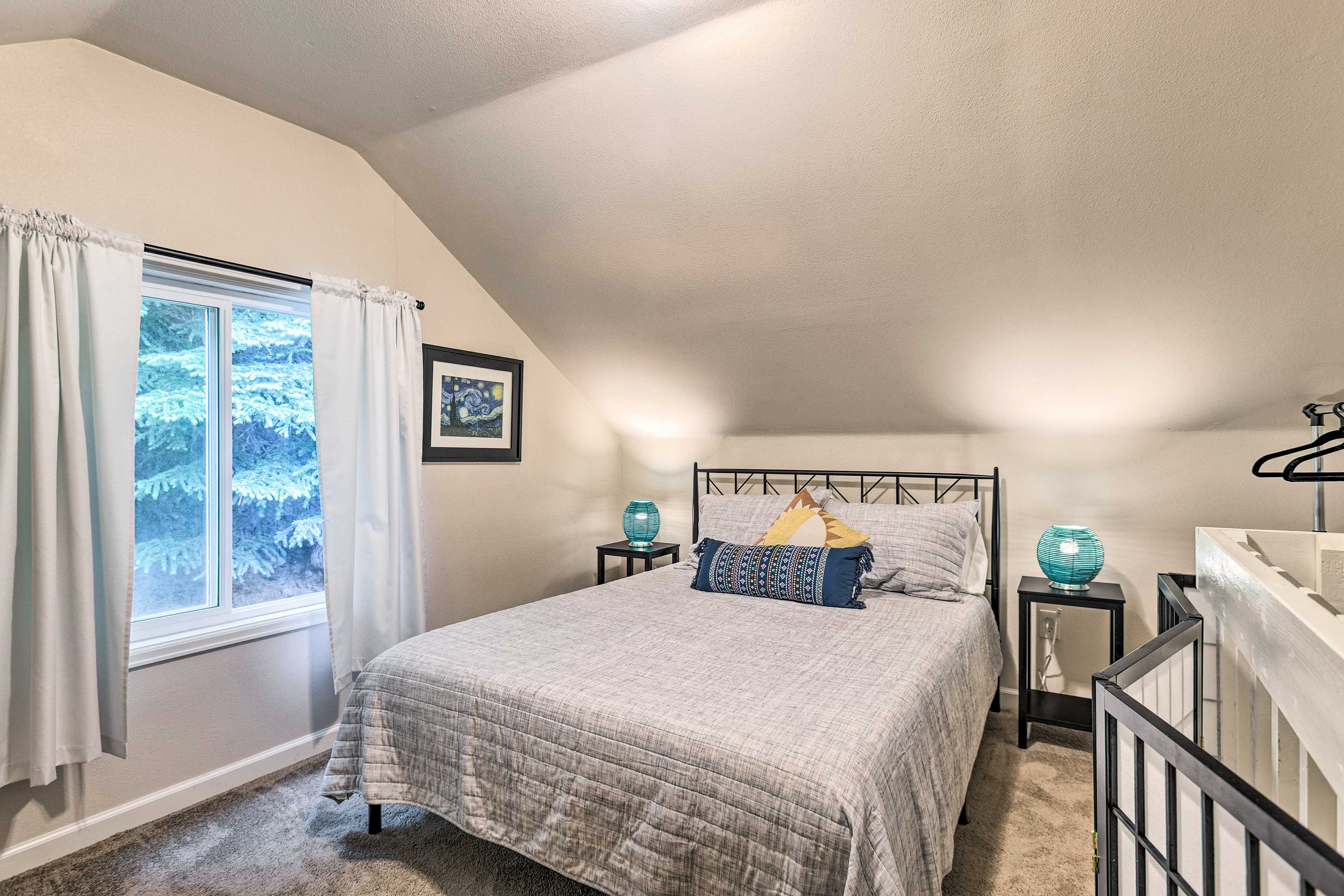 Bedroom 2 (Loft) | Queen Bed