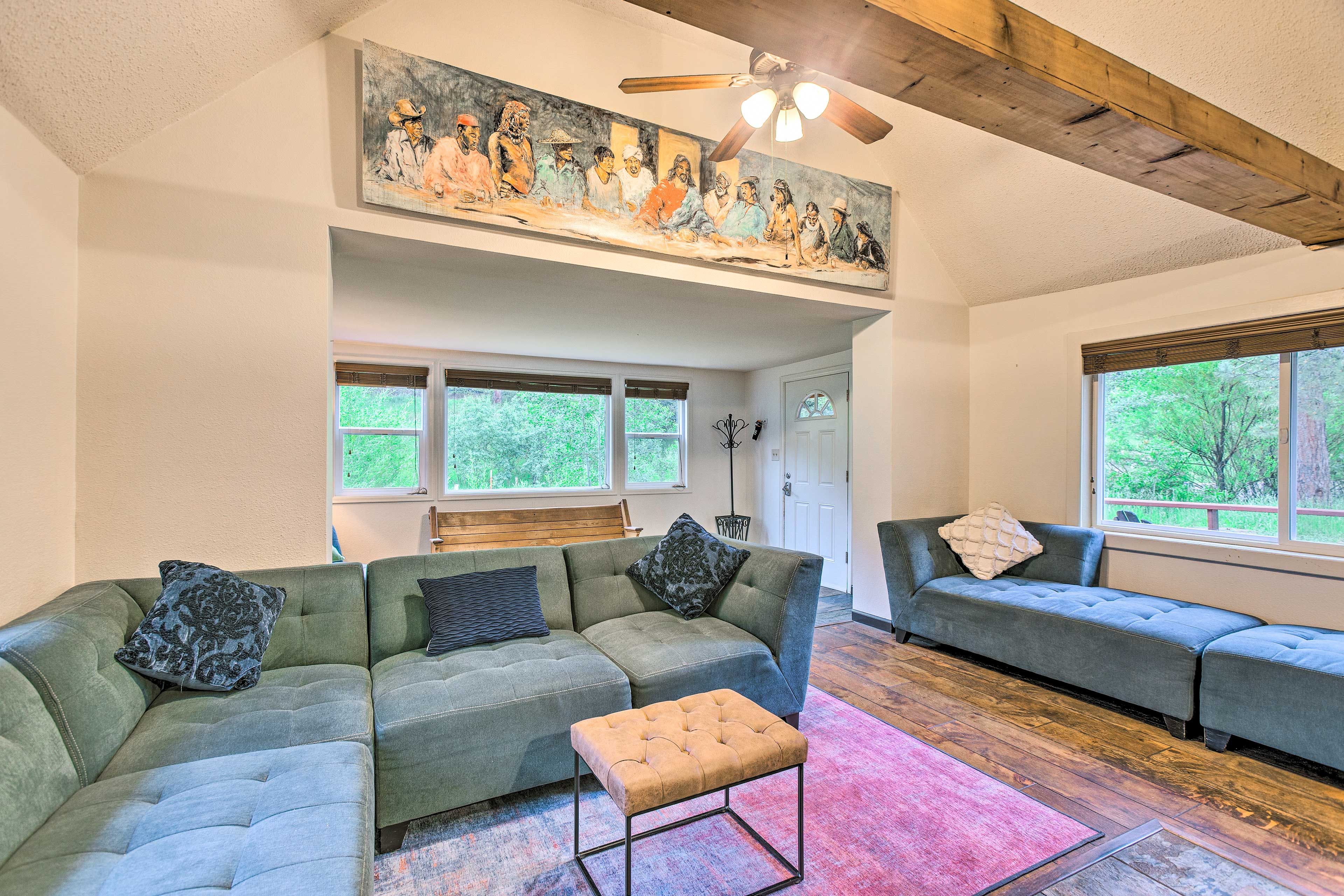 Living Room | Free WiFi | Cable TV | Wood Stove