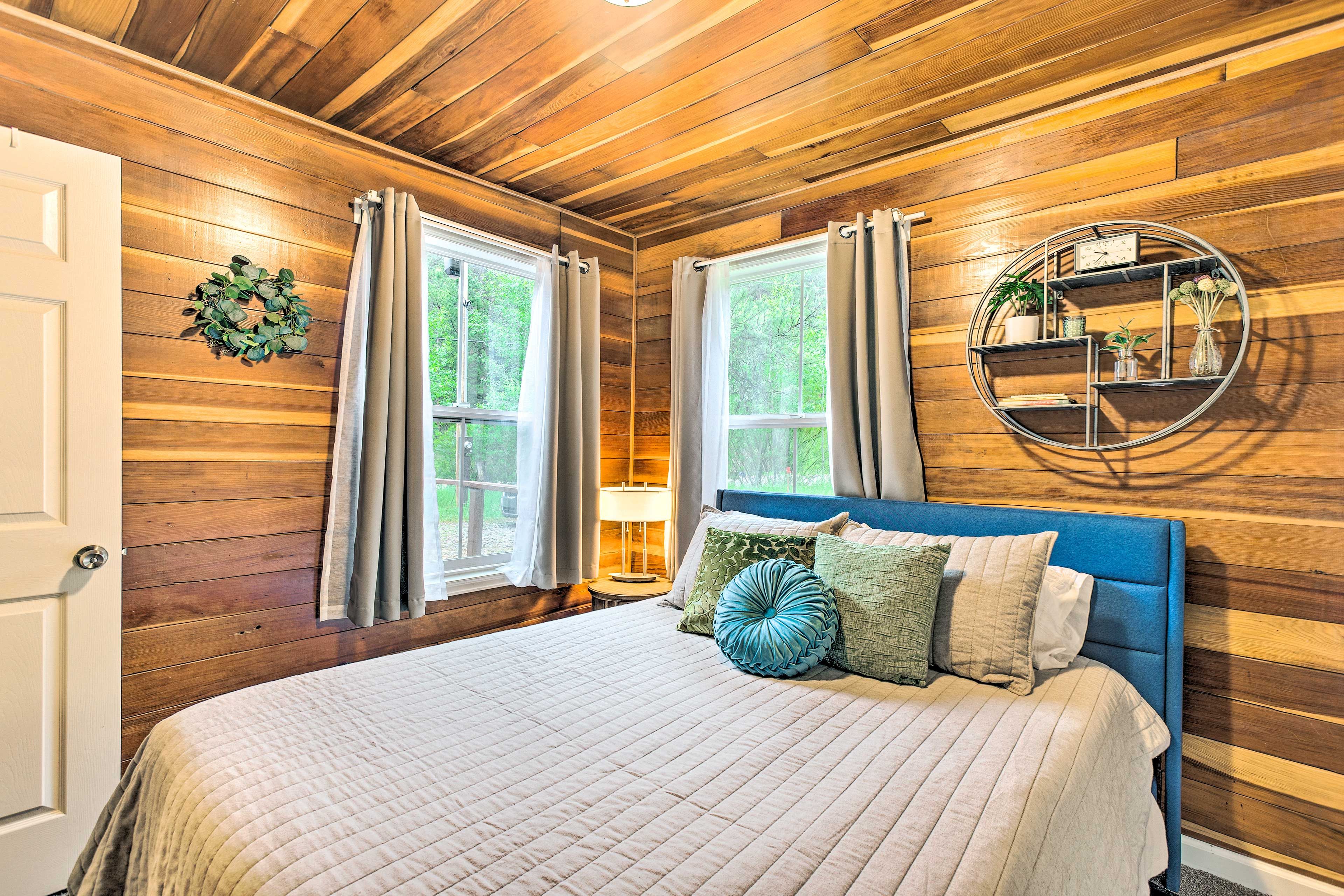 Bedroom 1 | Queen Bed