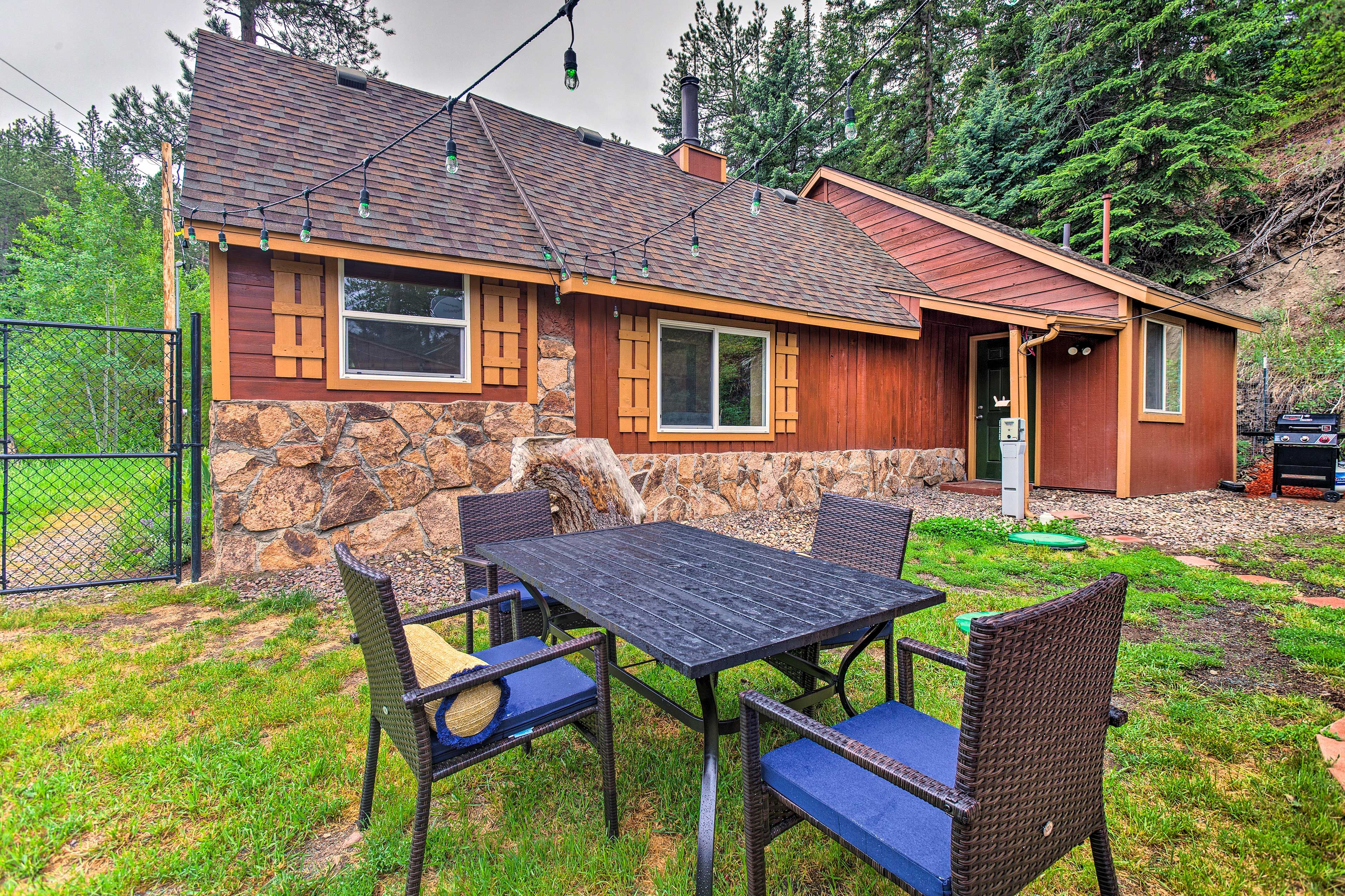 Exterior | Outdoor Dining Area | Gas Grill