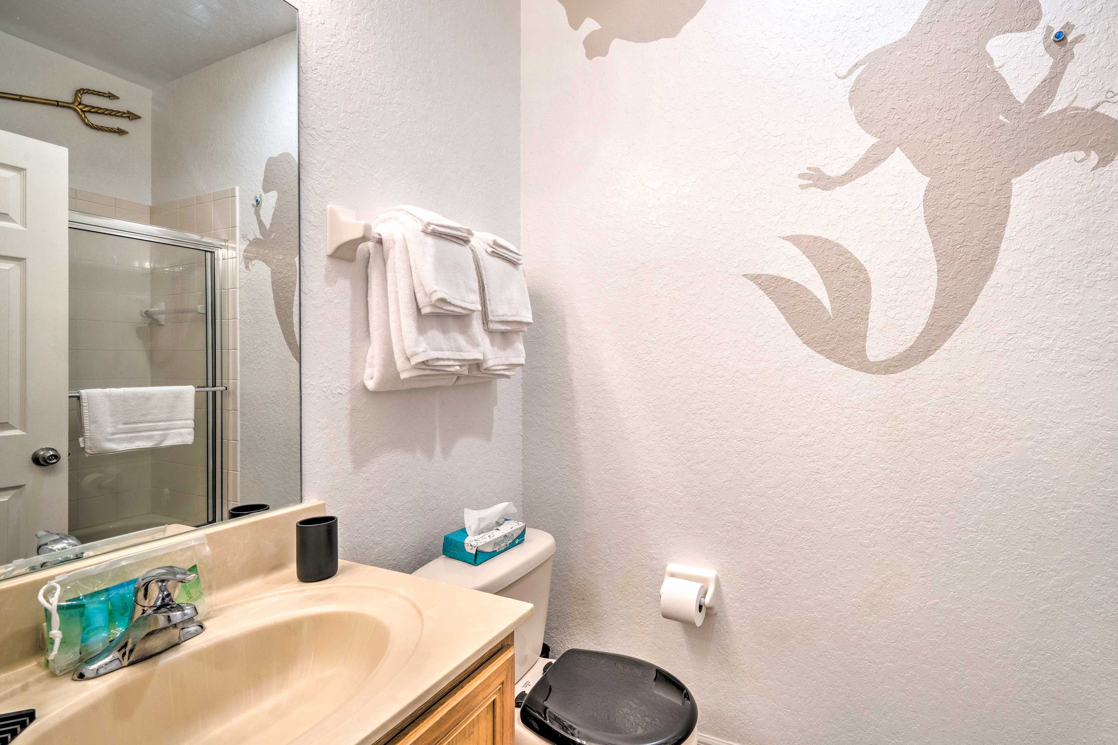 Full Bathroom | Complimentary Toiletries | 1st Floor