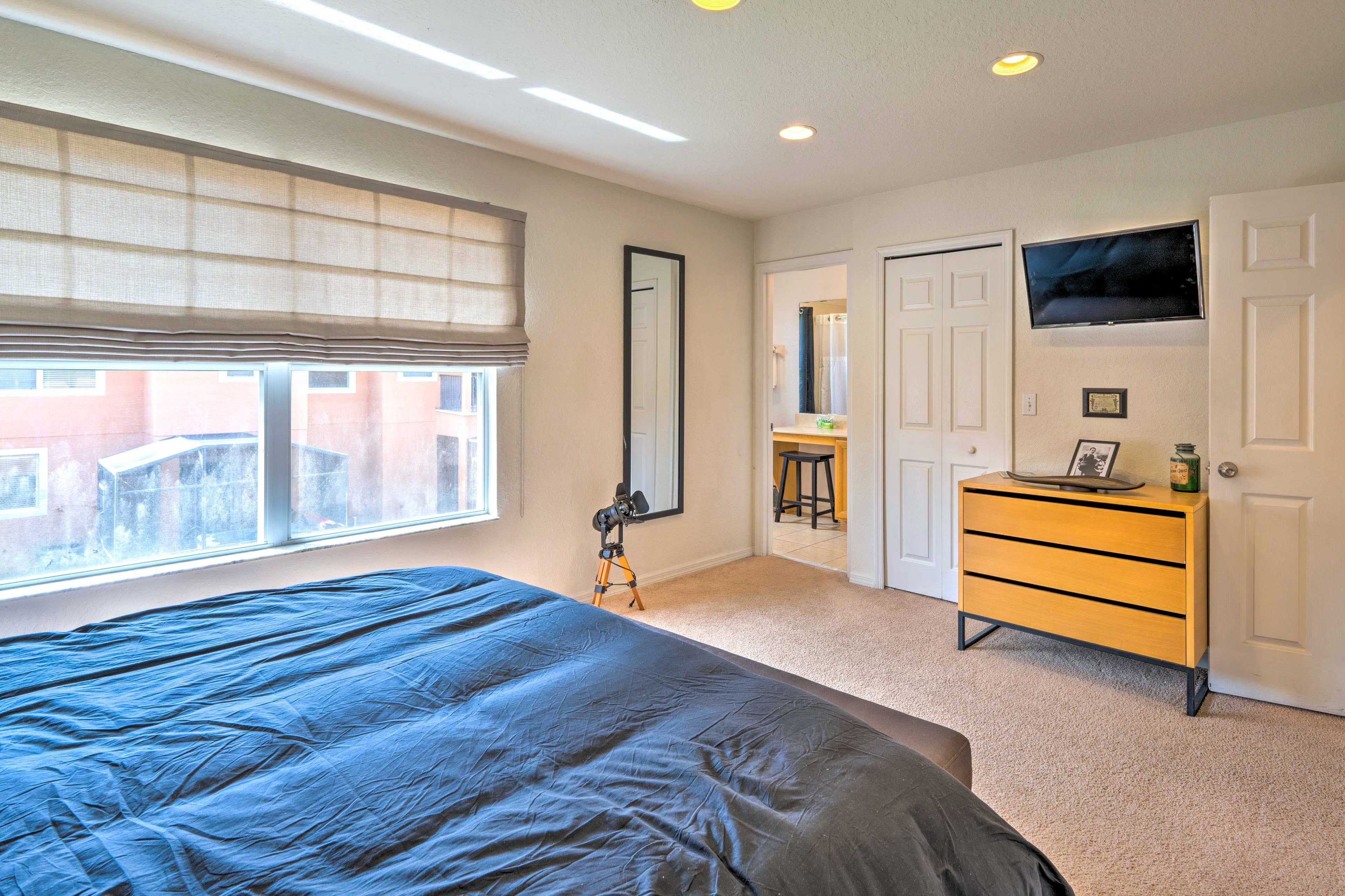Bedroom 1 | Smart TV w/ Cable