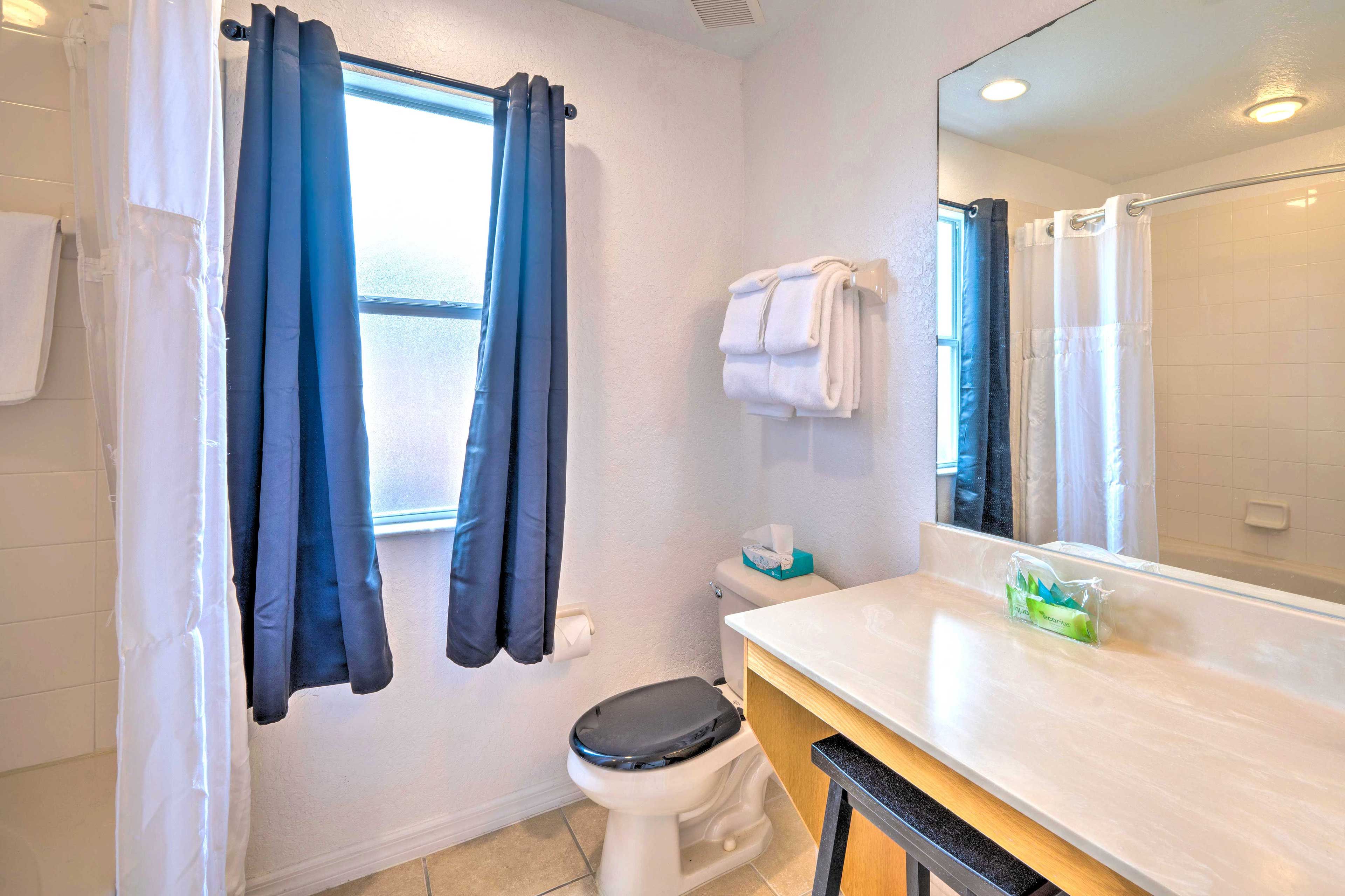 Full Bathroom | Complimentary Toiletries | 2nd Floor