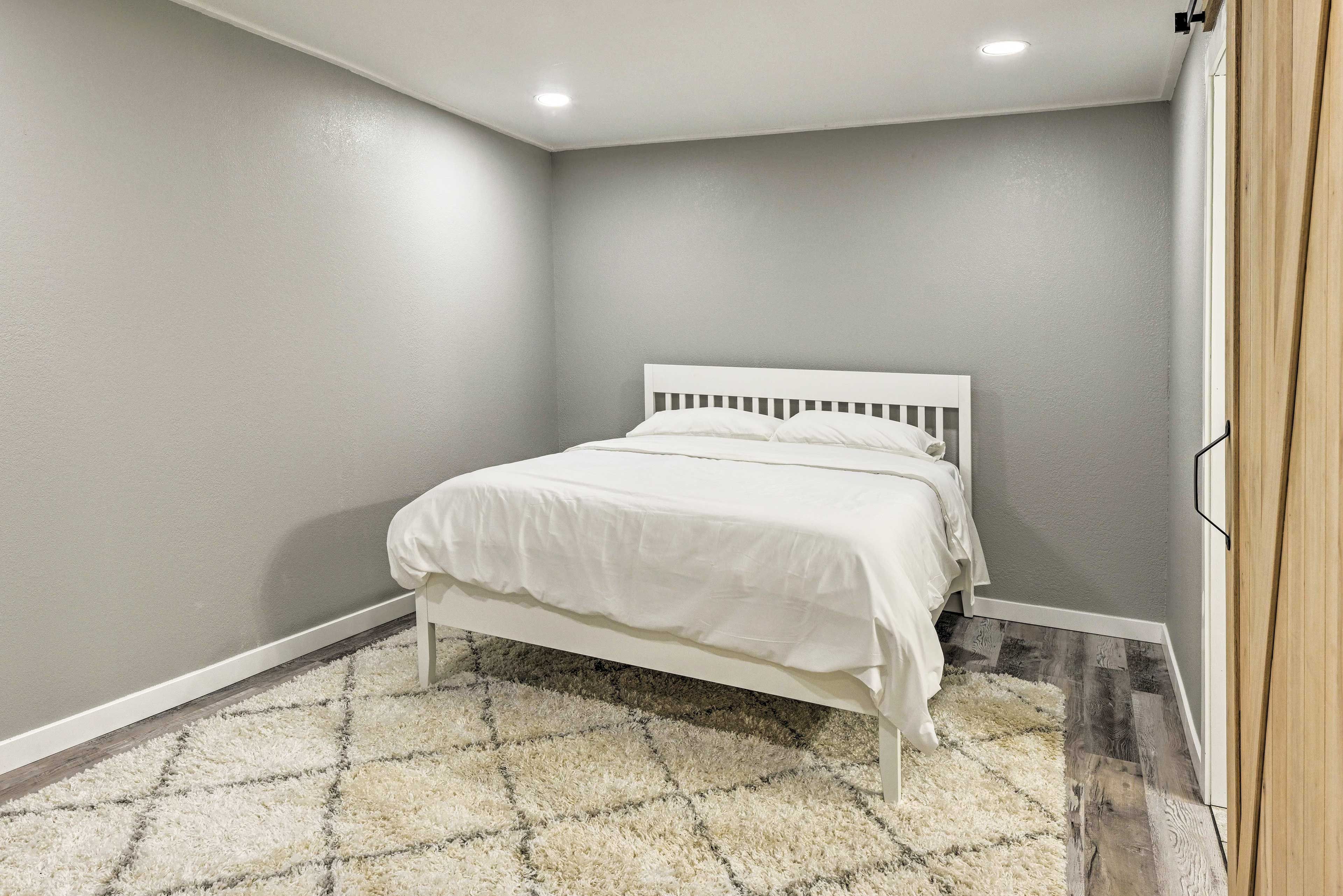 Bedroom | Queen Bed | Linens Provided