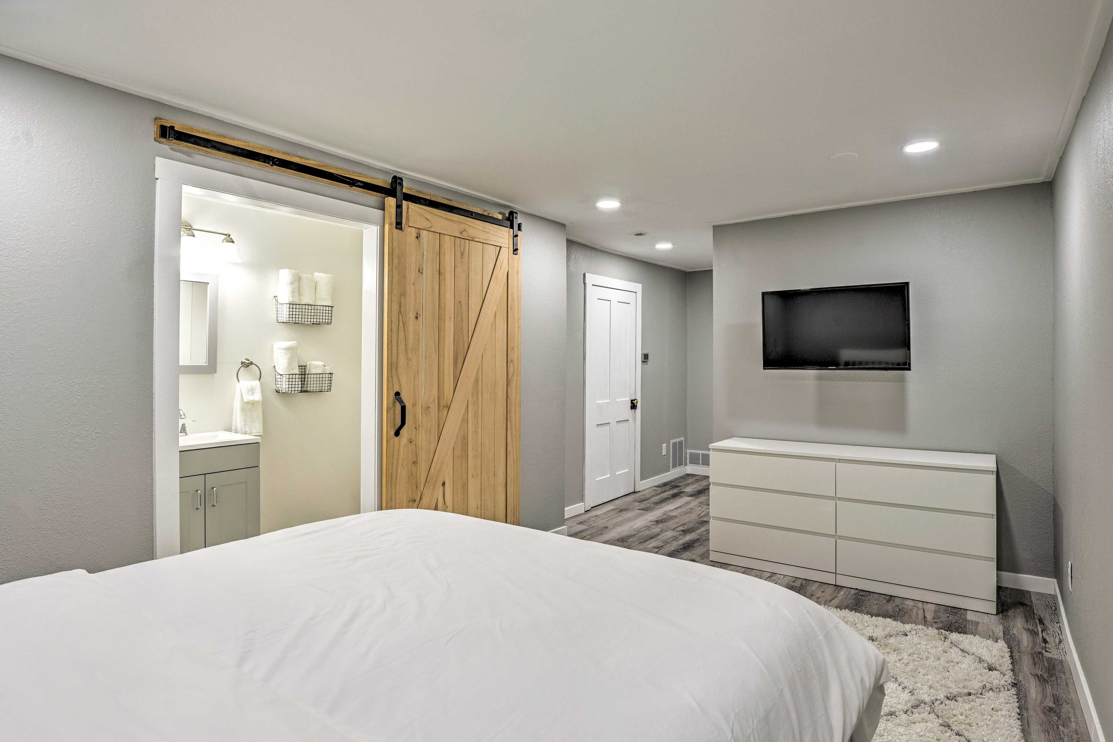 Bedroom | Smart TV | En-Suite Bathroom