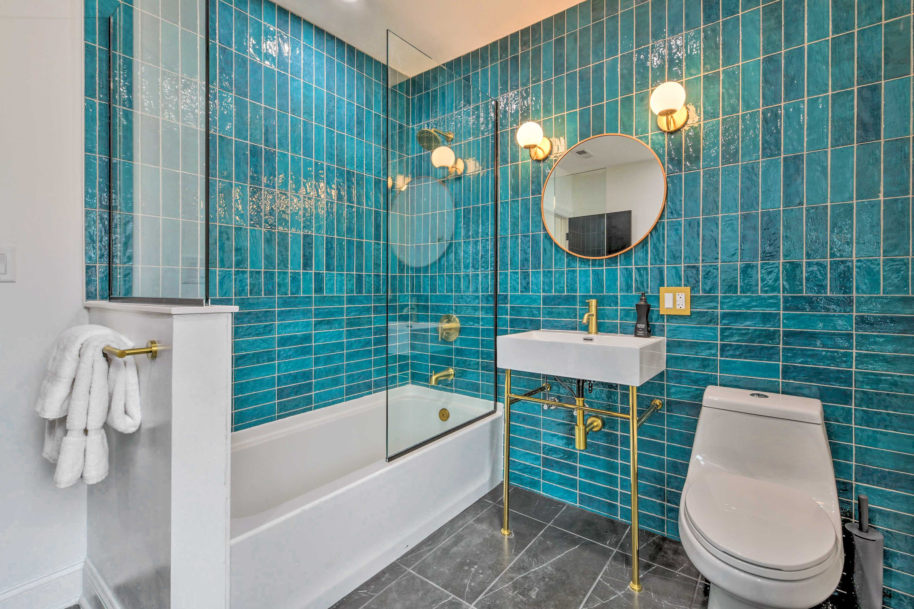 Full Bathroom | shower/Tub Combo