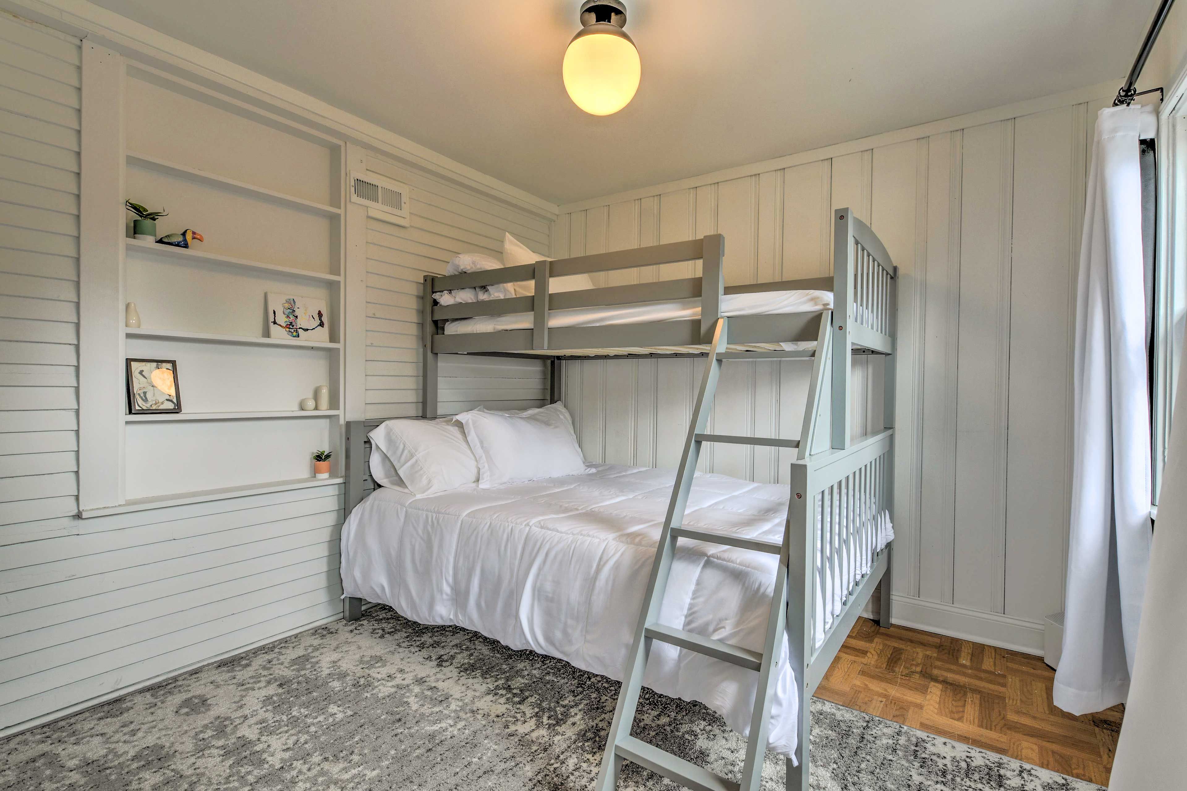 Bedroom 3 | Twin/Full Bunk Bed
