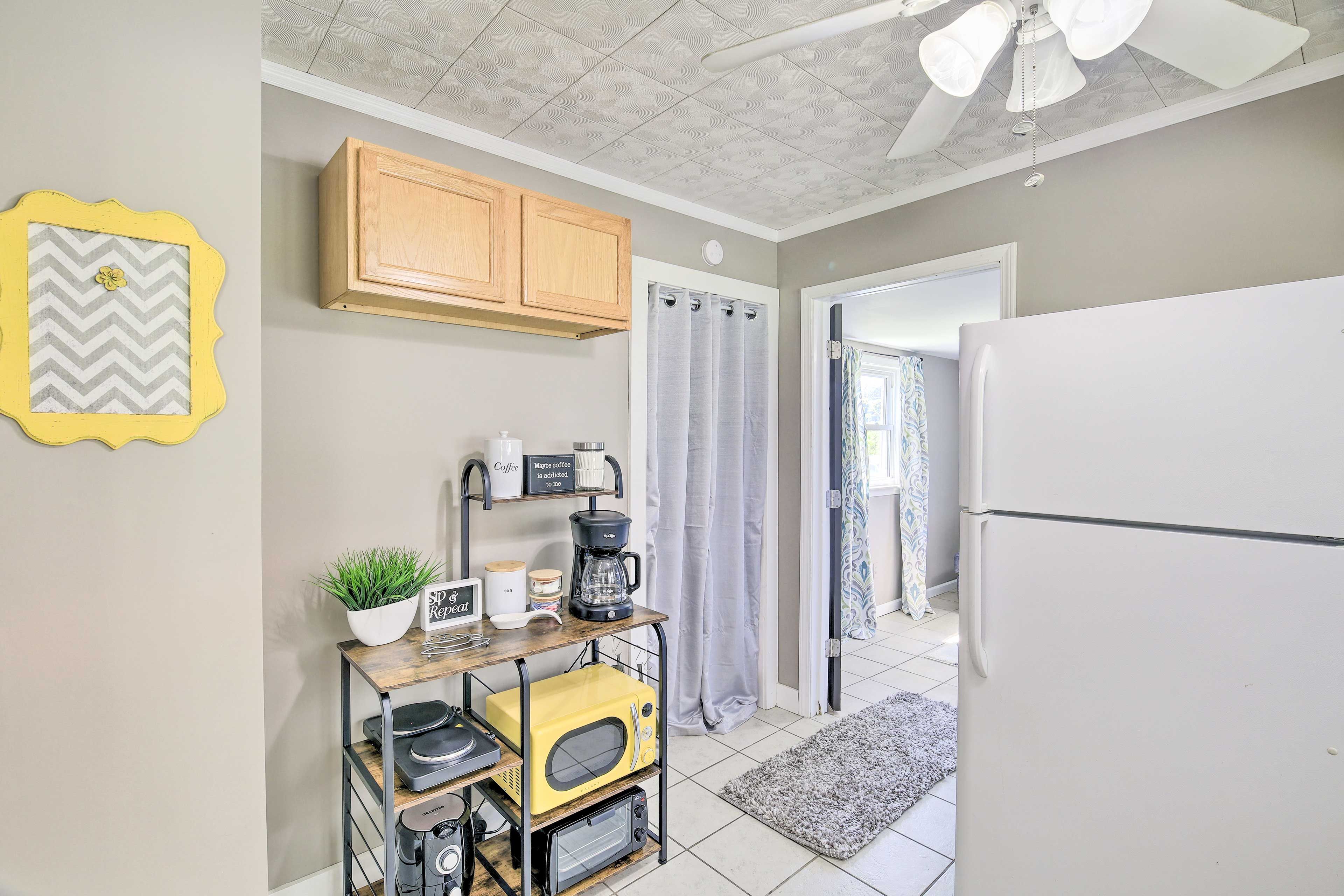 Kitchenette | Equipped w/ Cooking Basics