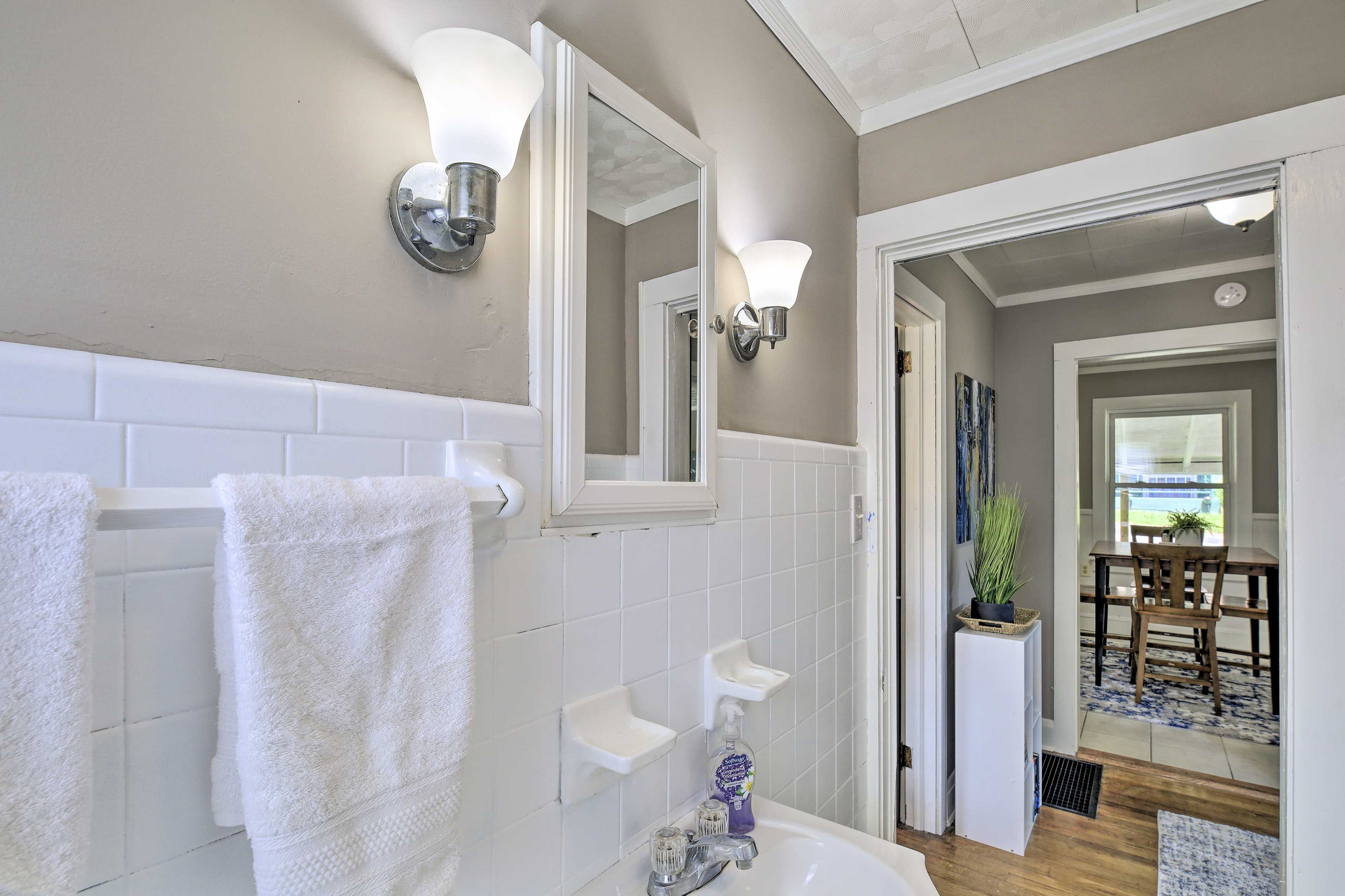 Full Bathroom | Complimentary Toiletries | Towels Provided