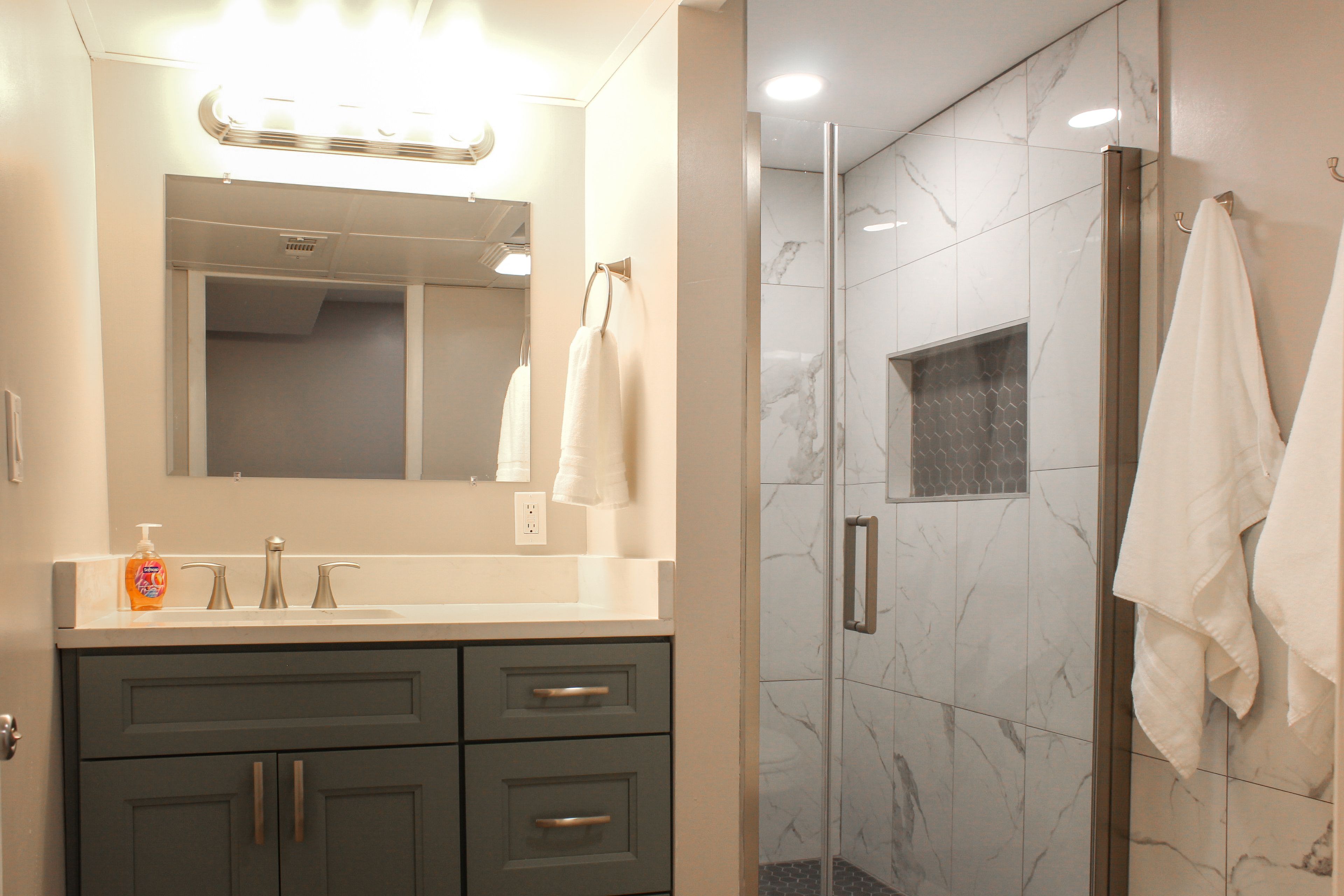 Full Bathroom | 2 Hair Dryers | Flat Iron