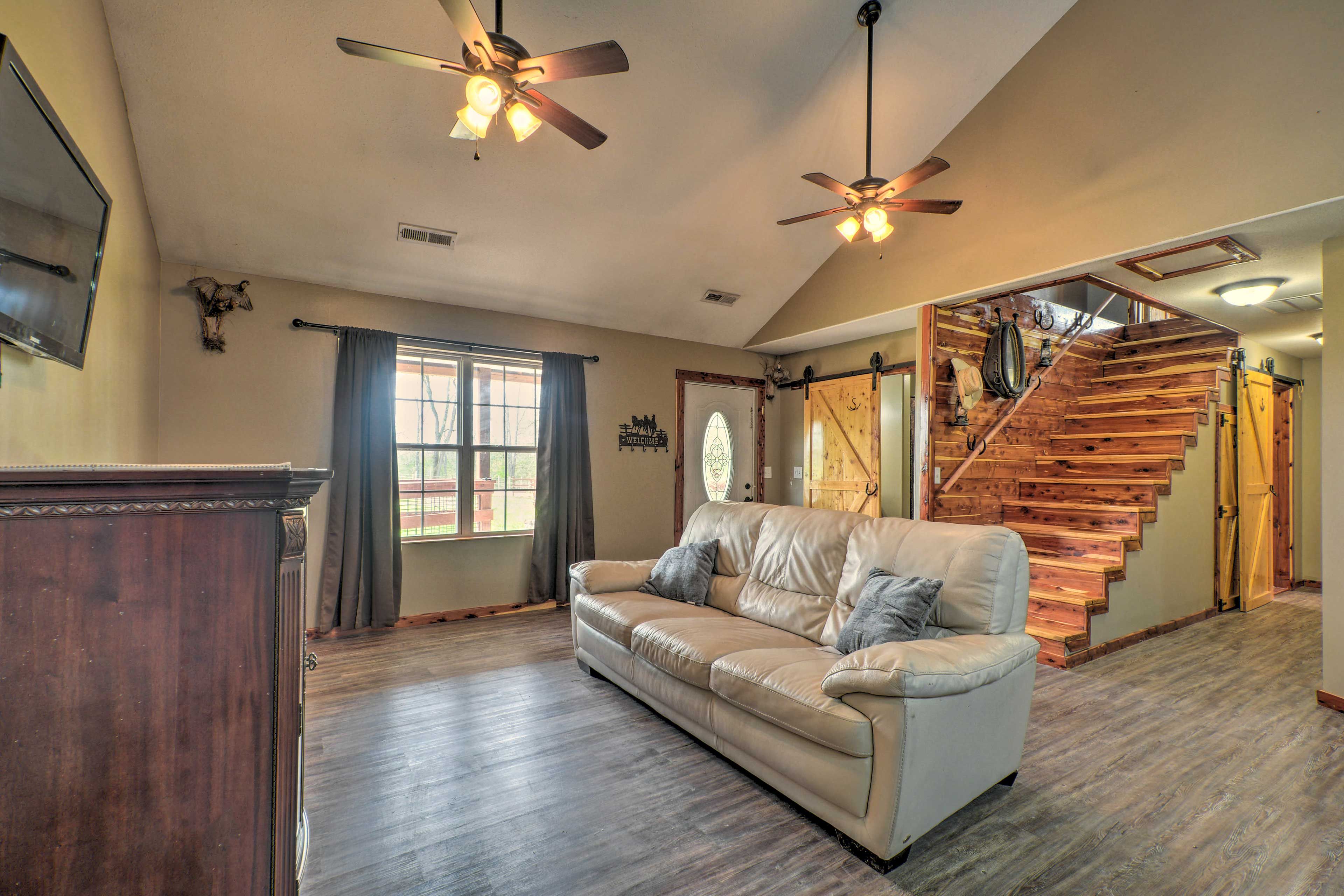 Living Room | Main Floor | Cable TV