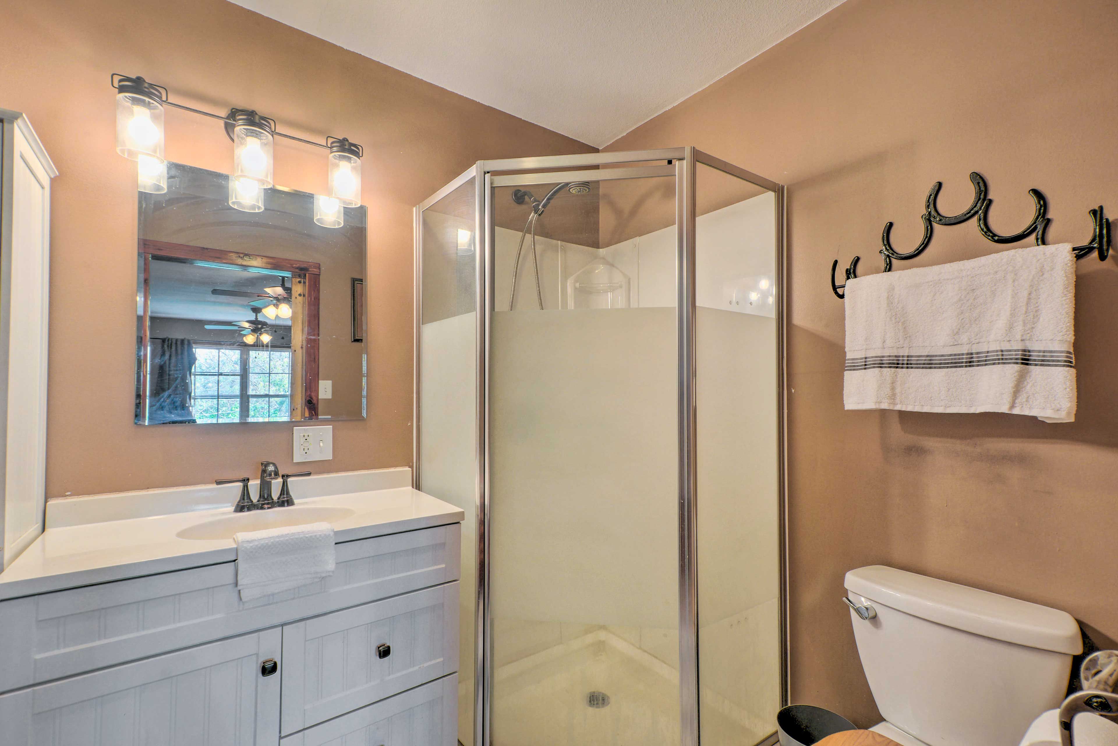 E-Suite Bathroom | Linens & Towels | Complimentary Toiletries | Hair Dryer