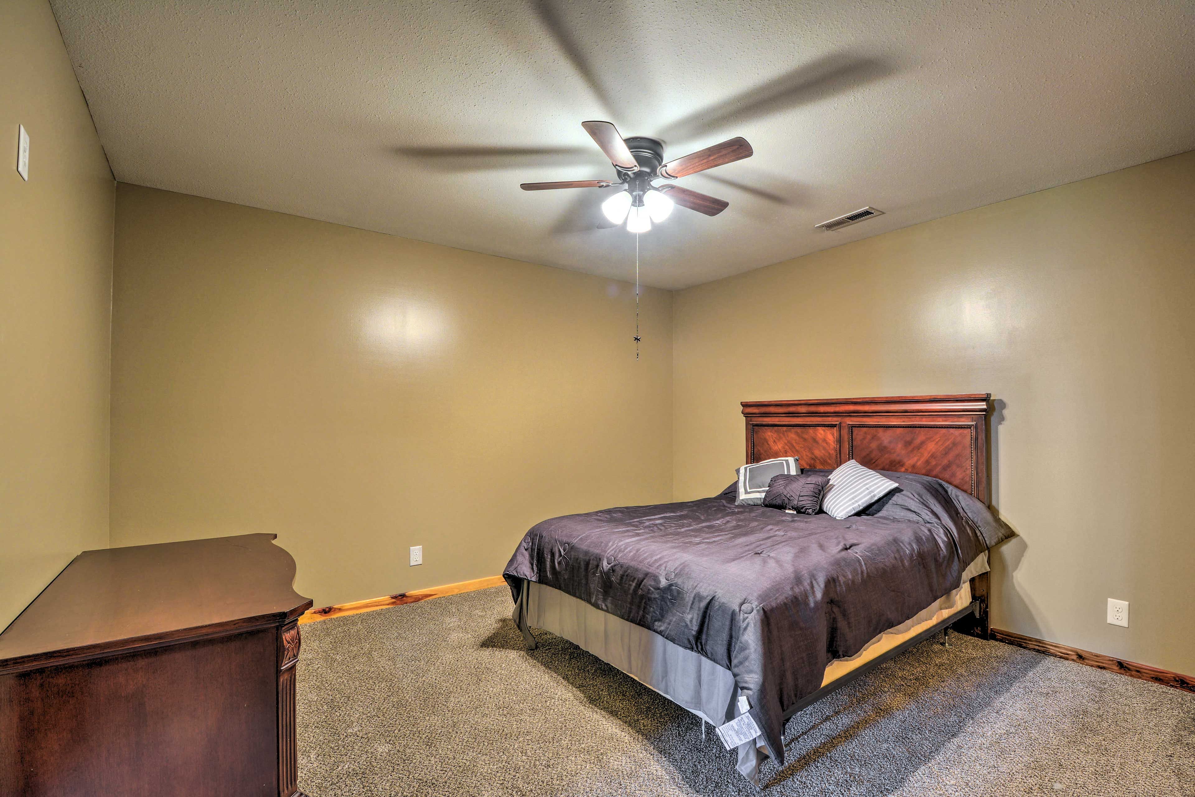 Bedroom 2 | Queen Bed | Main Floor