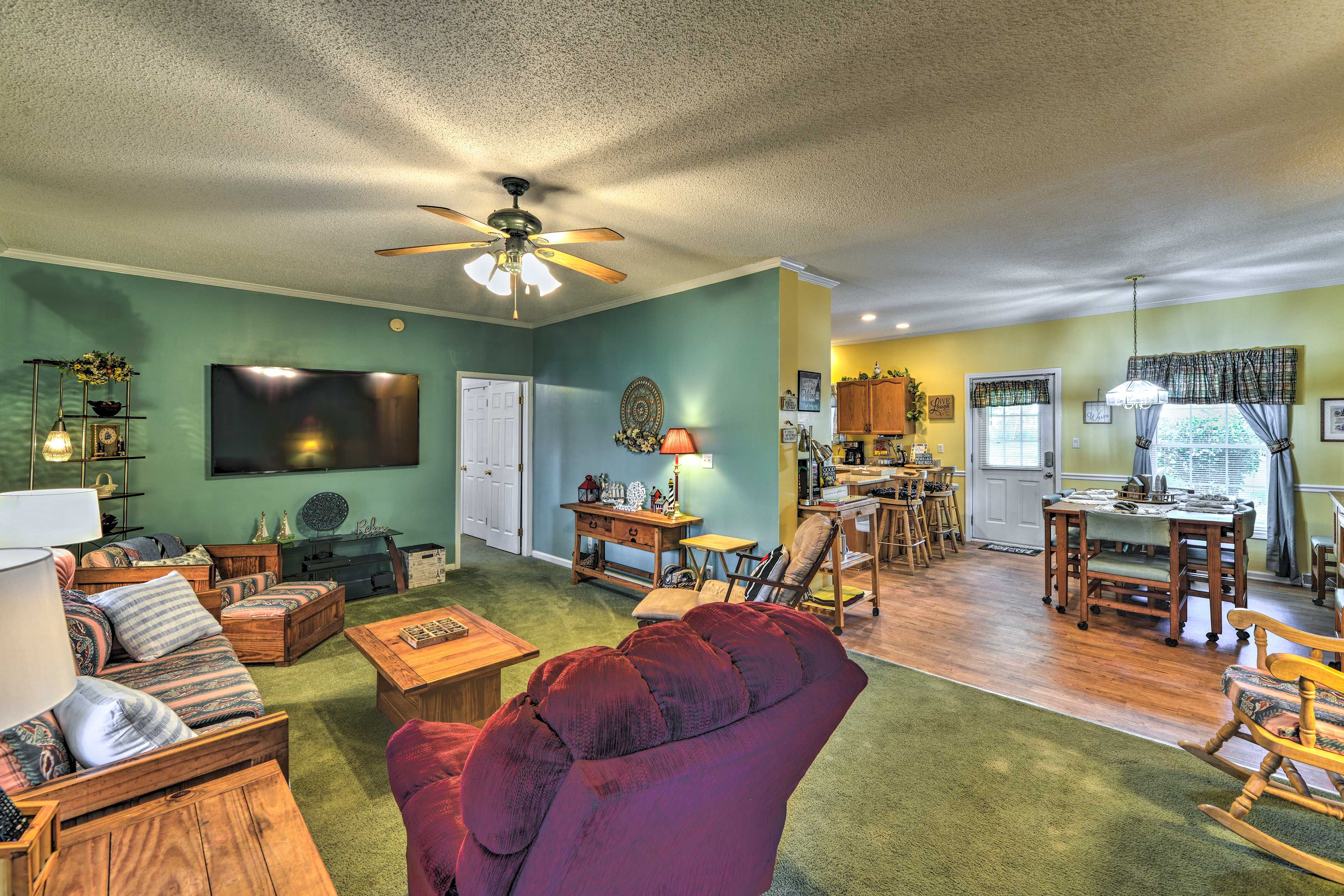 Living Room | Smart TV | Full Sleeper Sofa | Central A/C & Heating