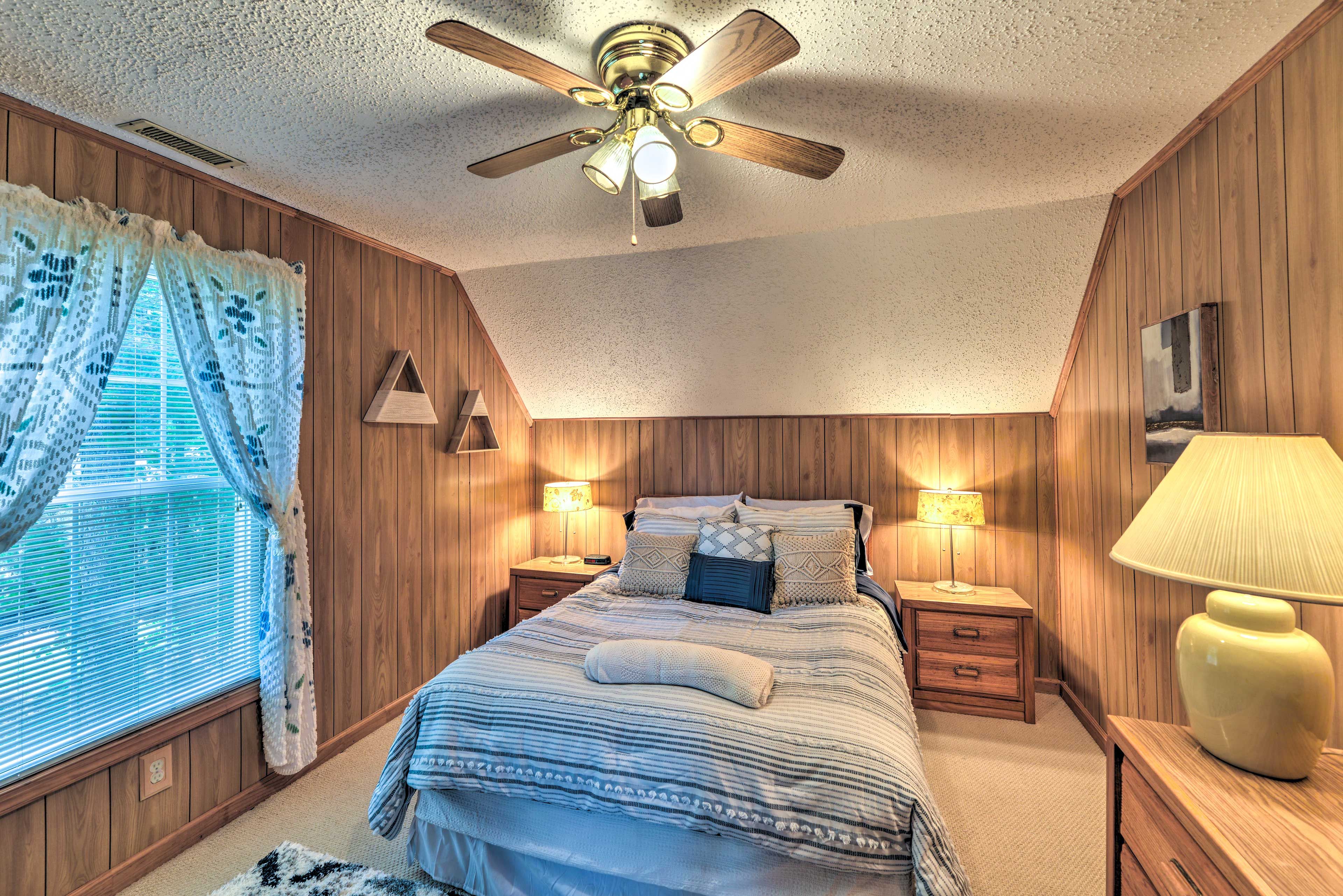 Bedroom 5 | Queen Bed | 2nd Floor