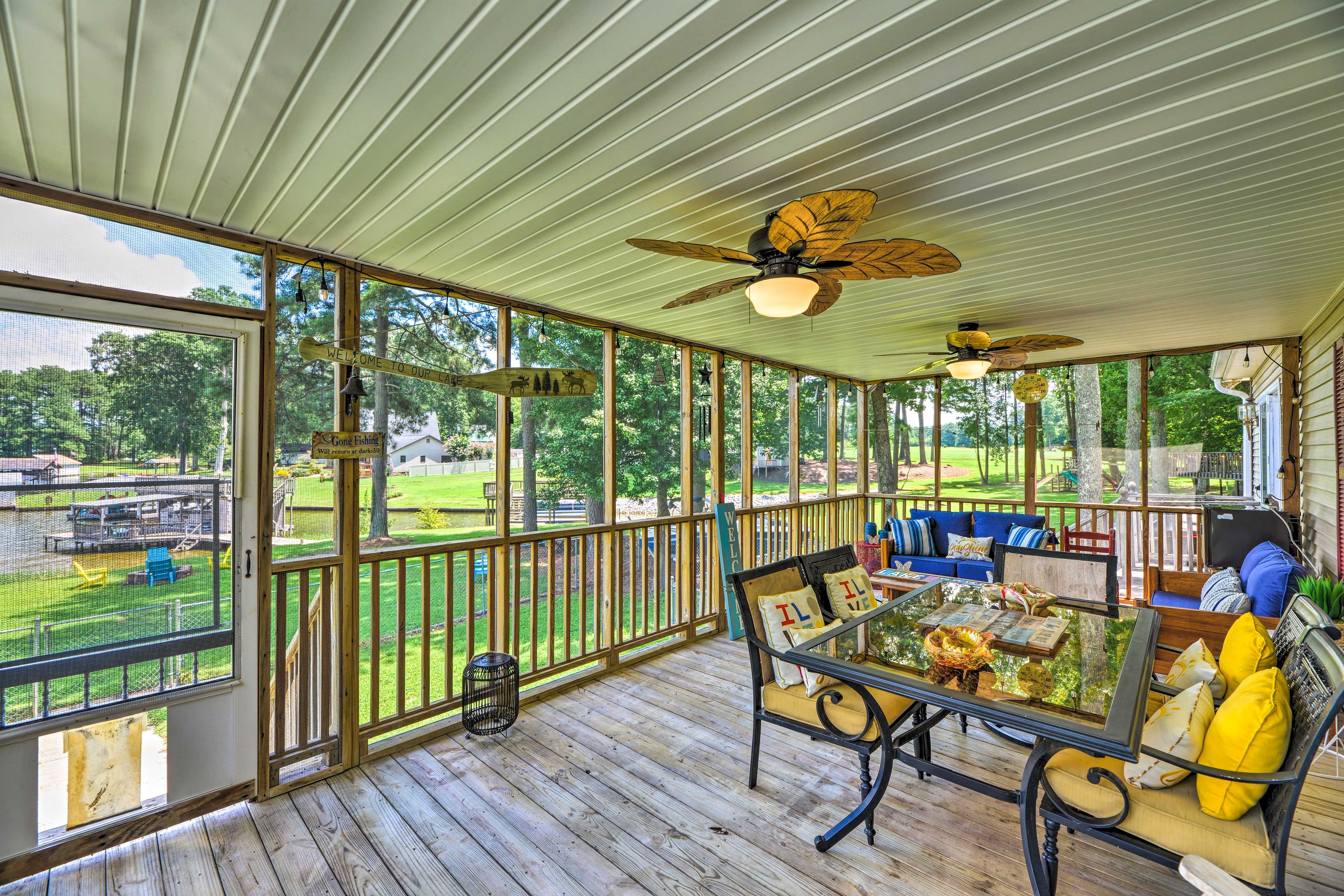 Screened Porch | Outdoor Dining Area