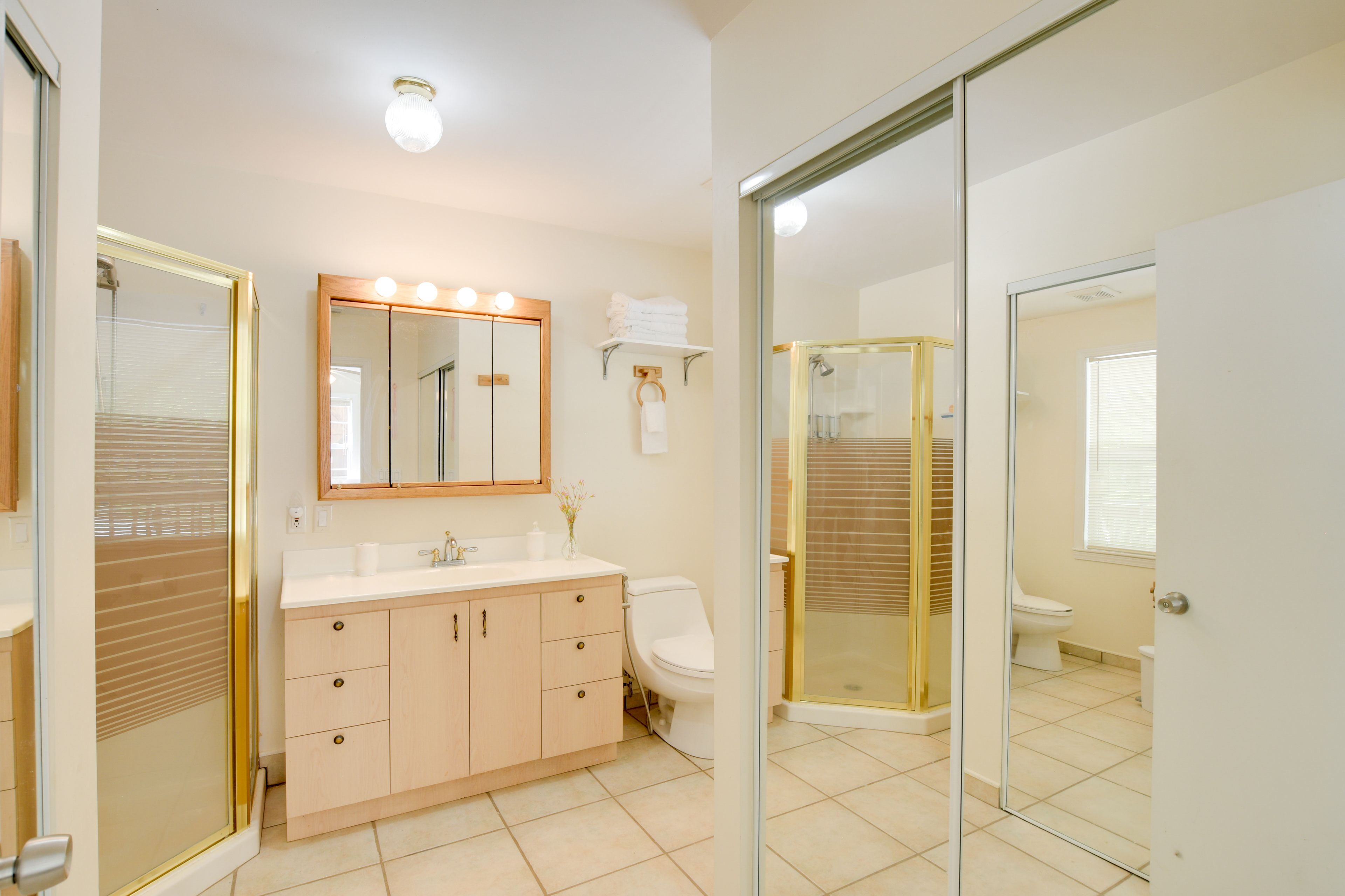 Full Bathroom | Towels Provided | Complimentary Toiletries