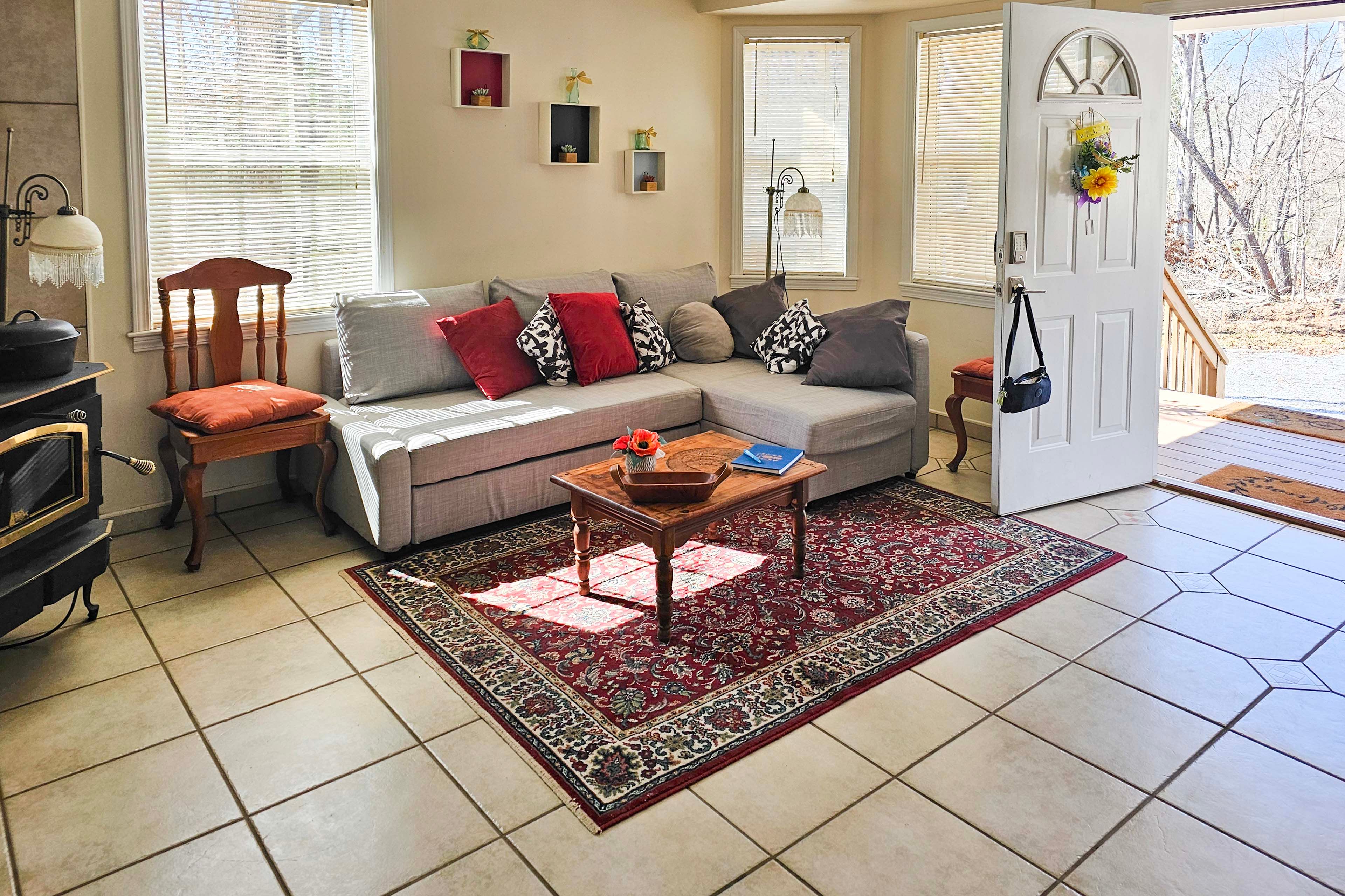 Living Room | Free WiFi | Central Heating & Air Conditioning | Ceiling Fans