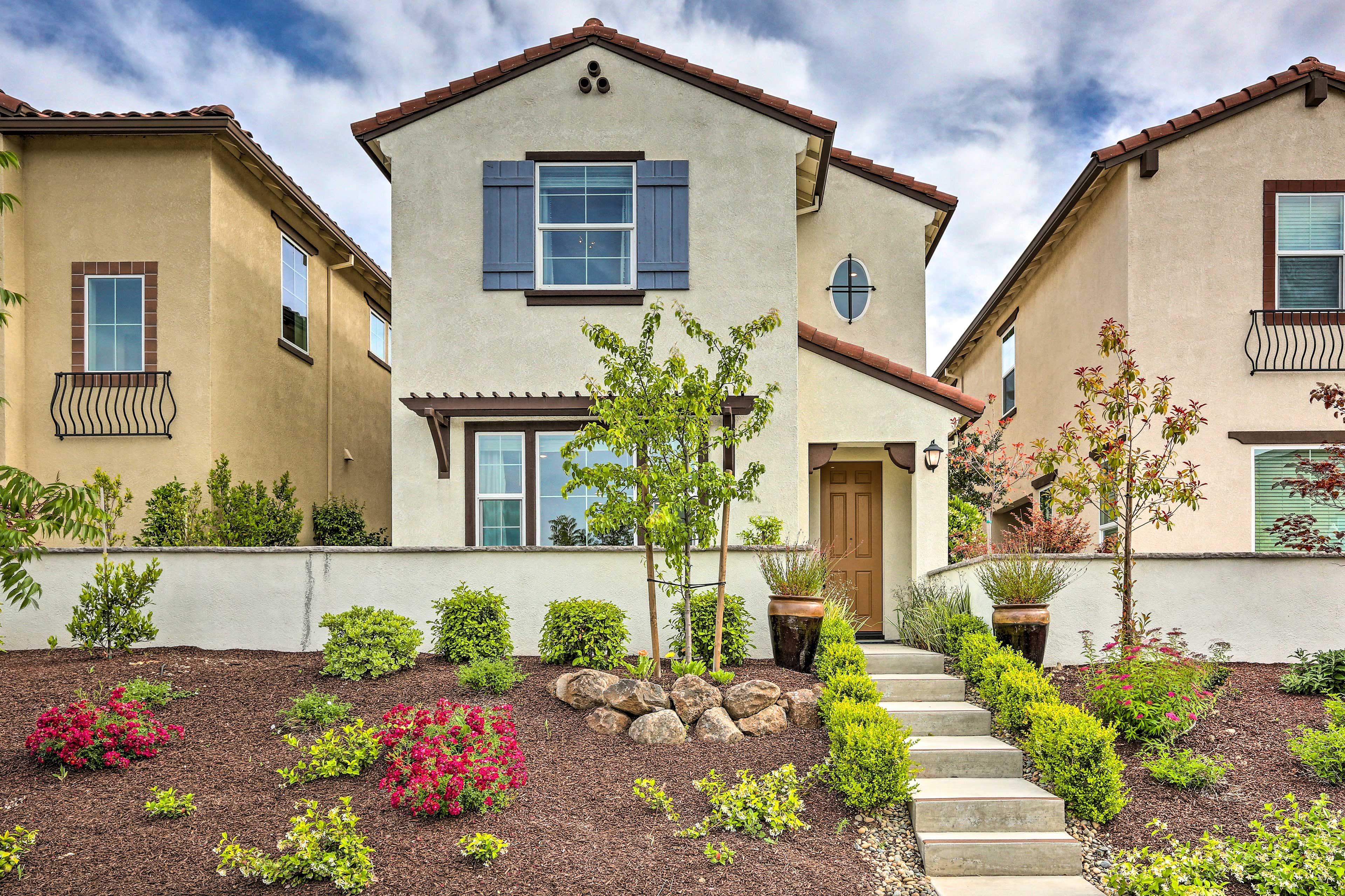 Roseville Vacation Rental | 3BR | 2.5BA | 1,565 Sq Ft | Stairs Required