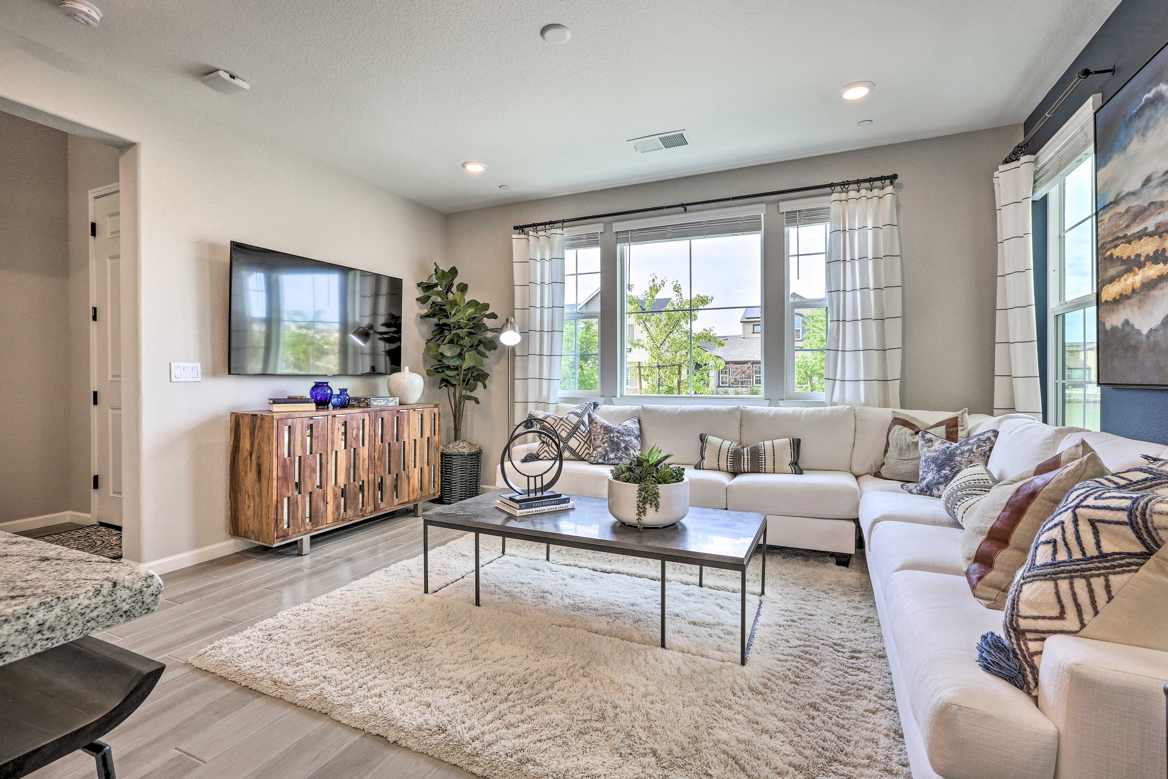 Living Room | Smart TV w/ Netflix