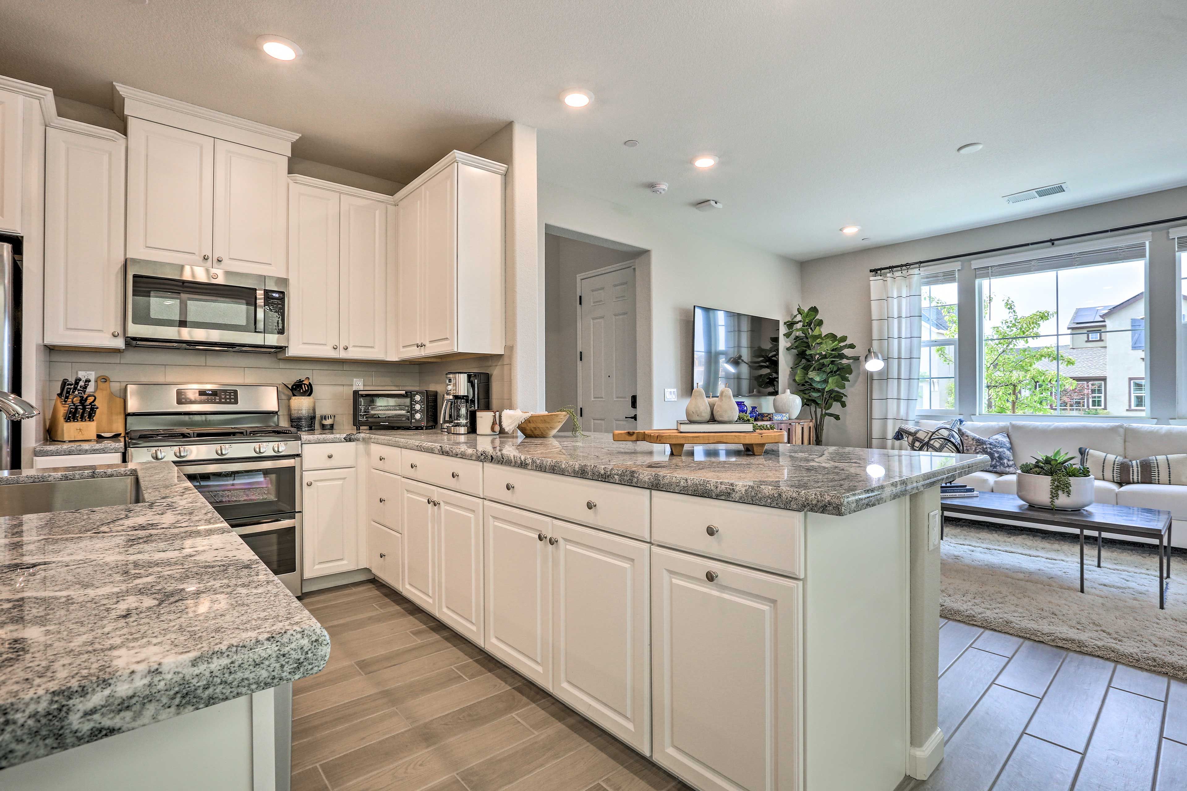 Kitchen | Dishware/Flatware