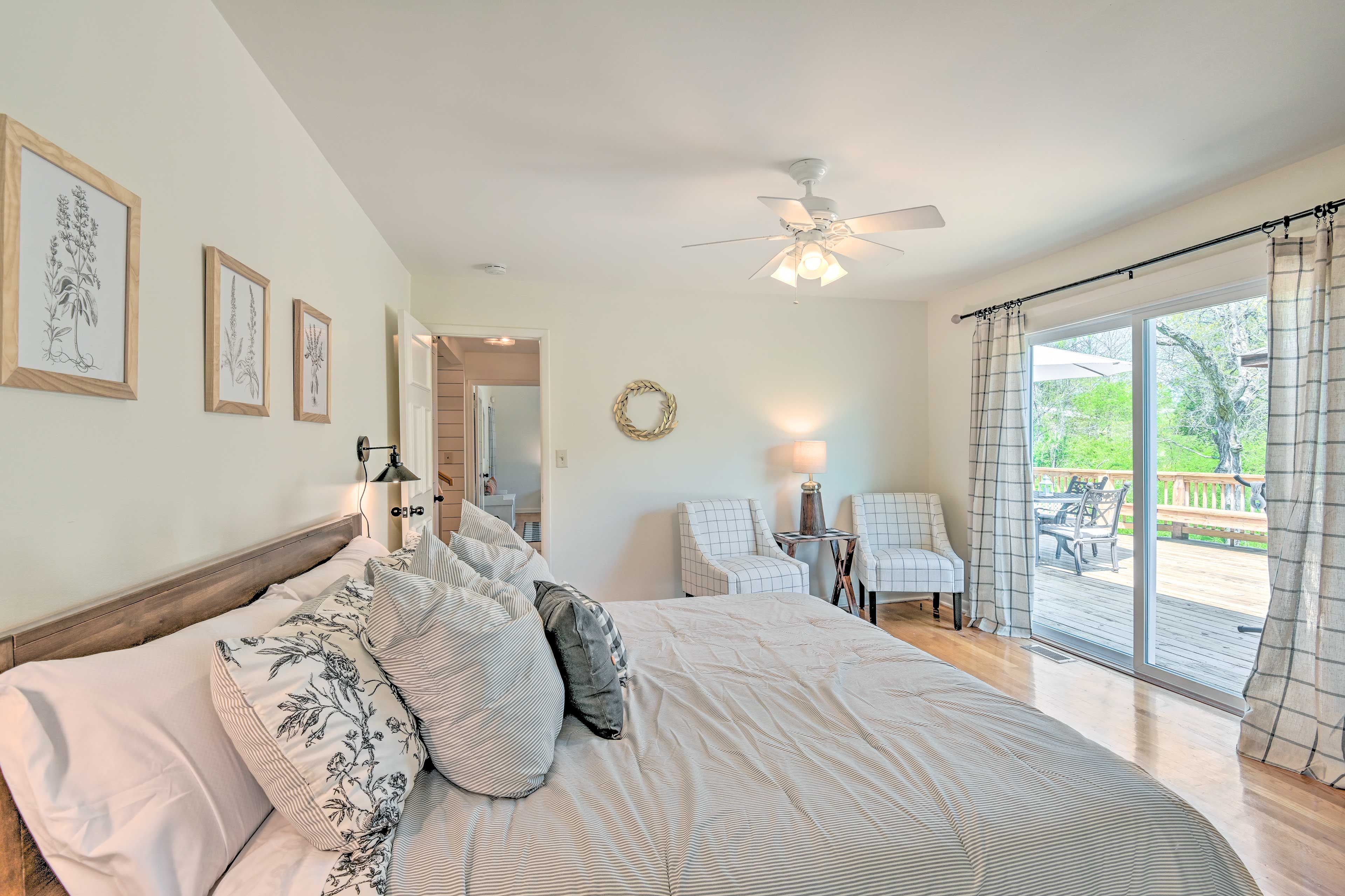 Bedroom 1 | King Bed | 1st Floor | En-Suite Bathroom | Smart TV | Deck Access