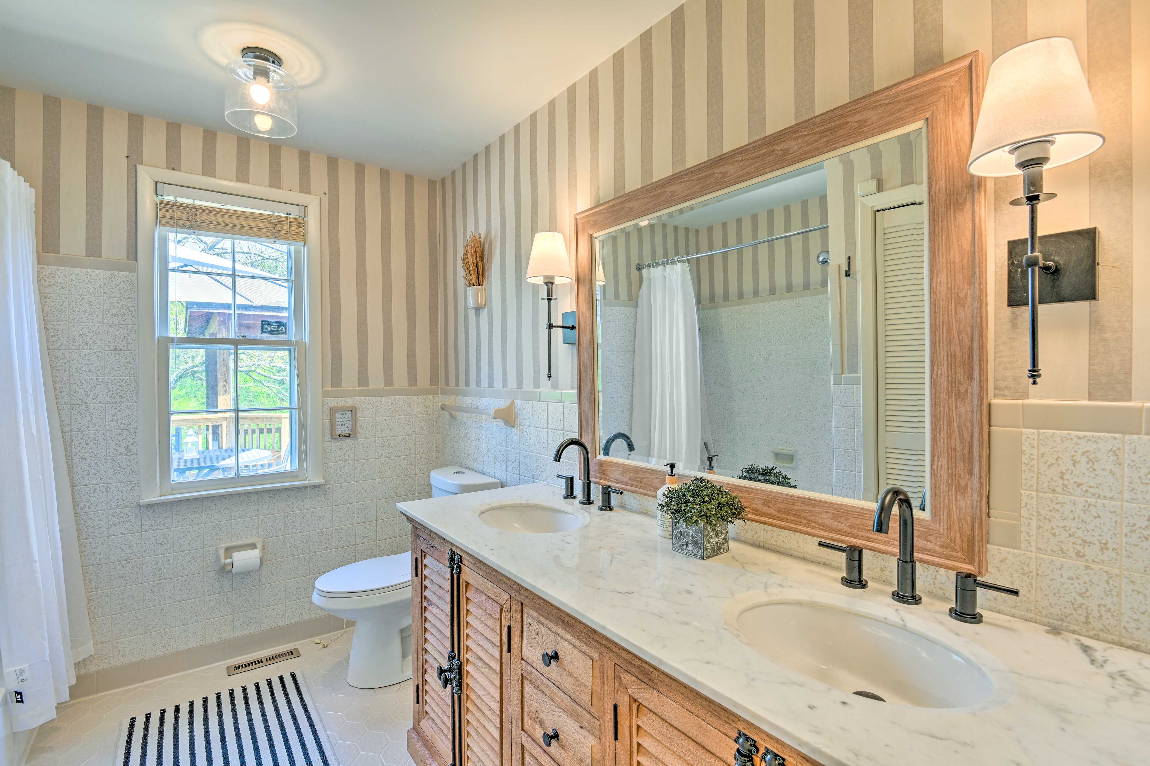 Full Bathroom | 1st Floor