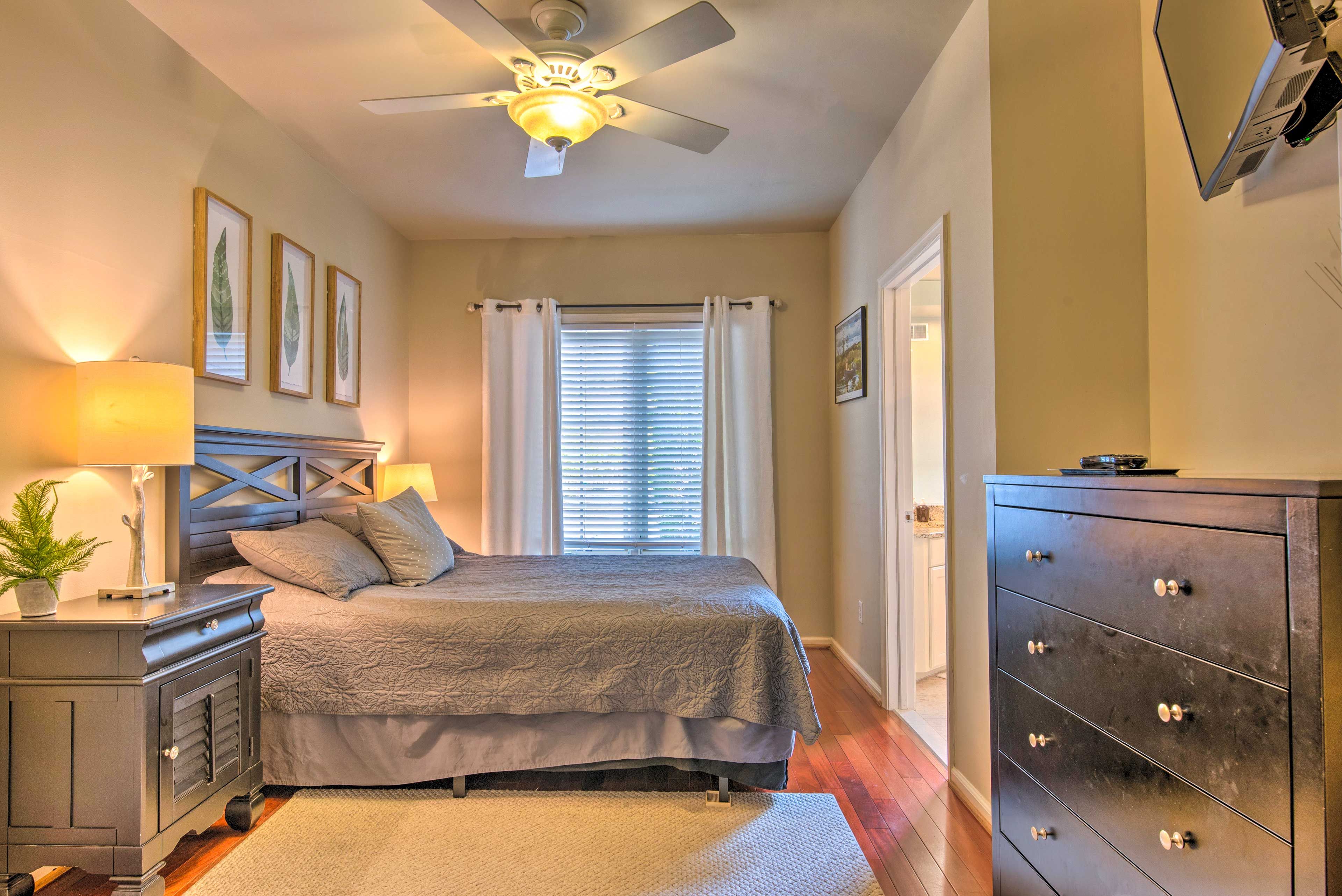 Bedroom 1 | Queen Bed | Main Floor | Linens Provided