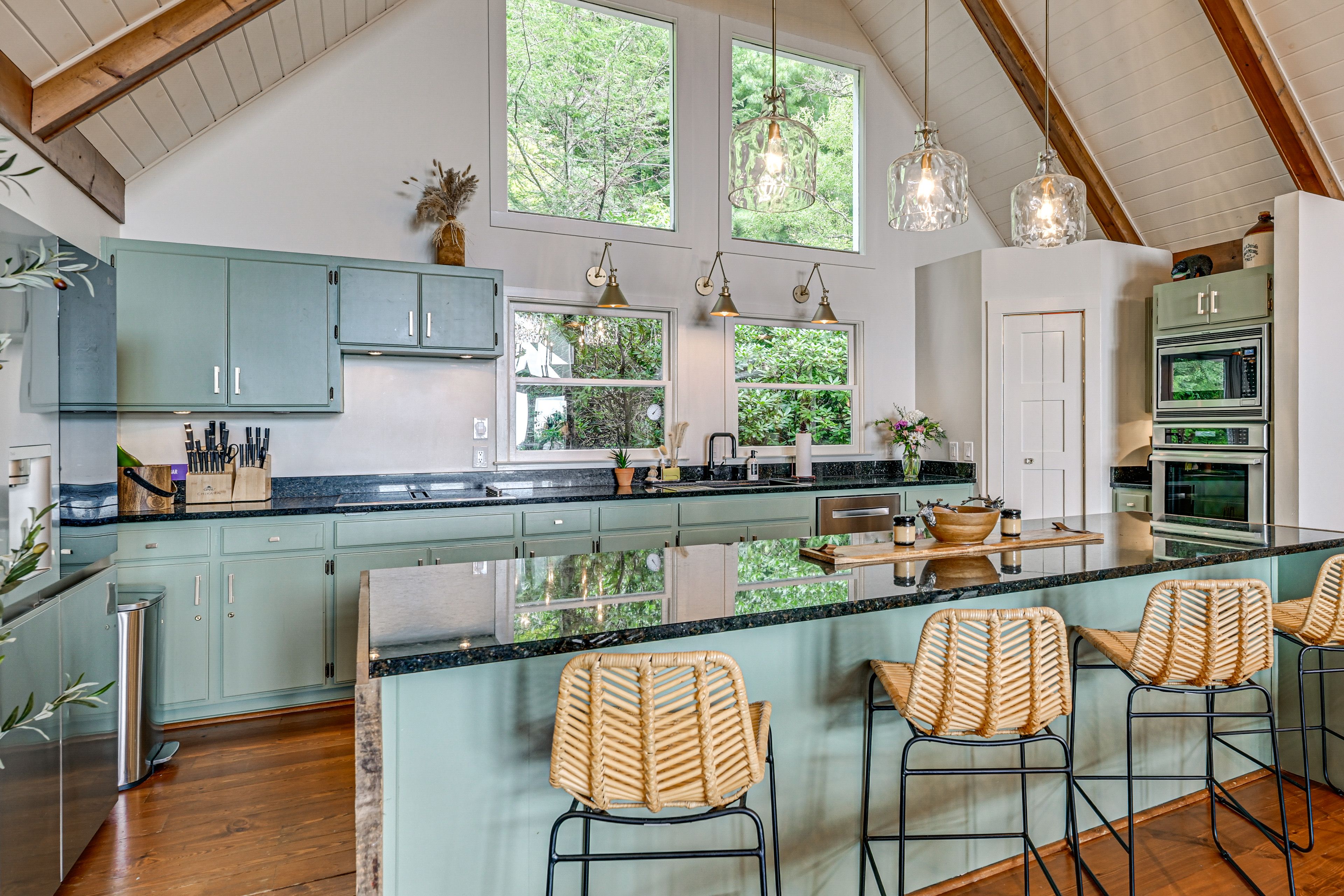 Kitchen | Dishware & Flatware Provided | Breakfast Bar