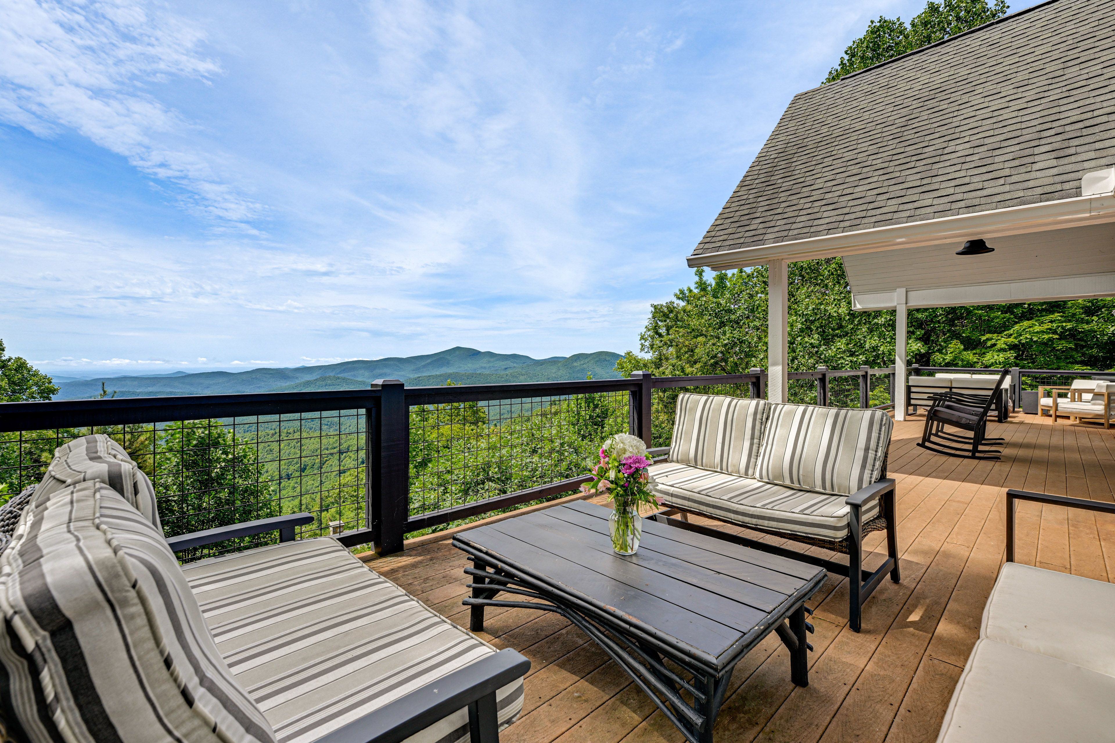 Mountain Views | Outdoor Fire Table and Seating