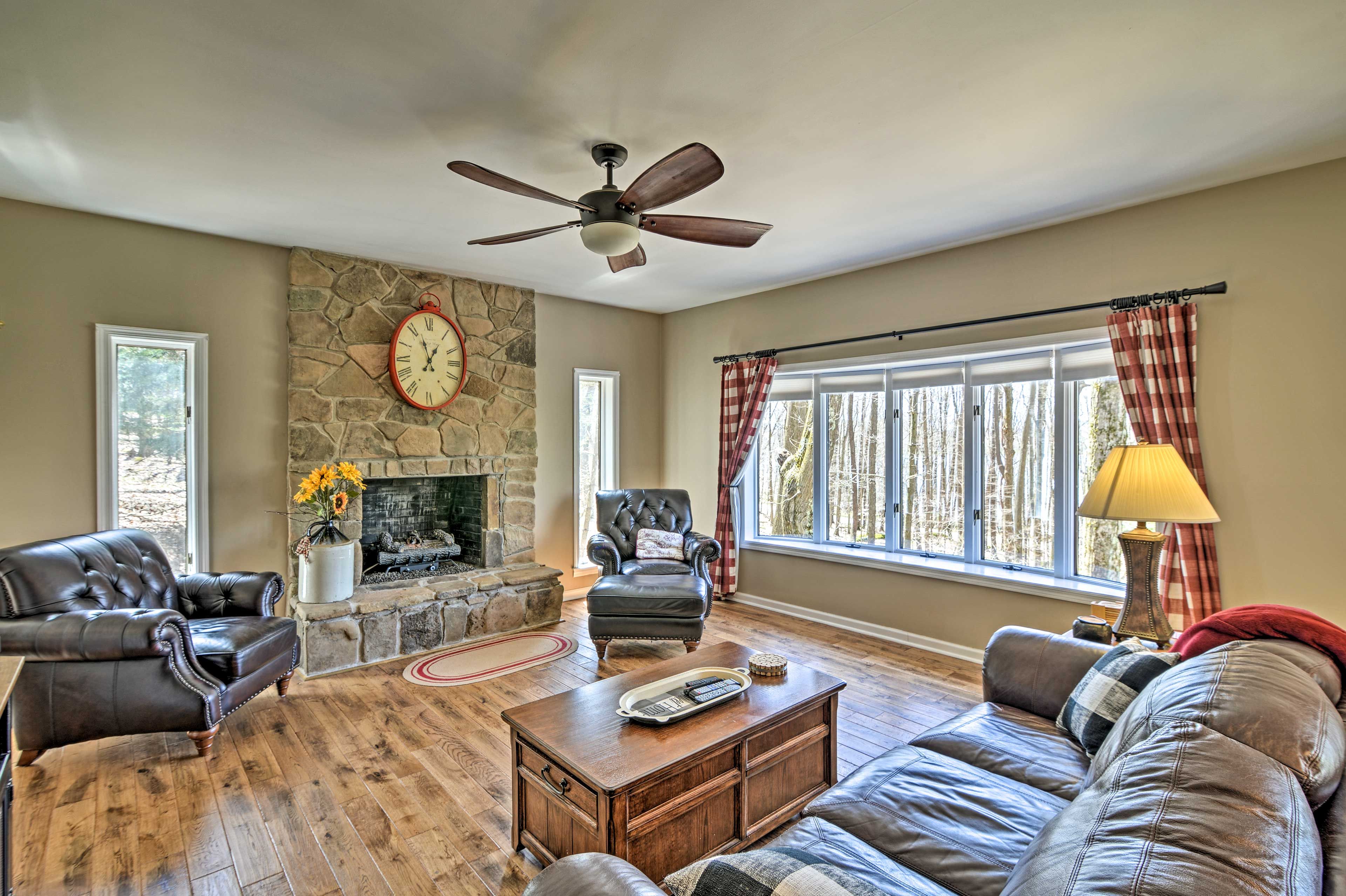 Living Room | Smart TV | Gas Fireplace