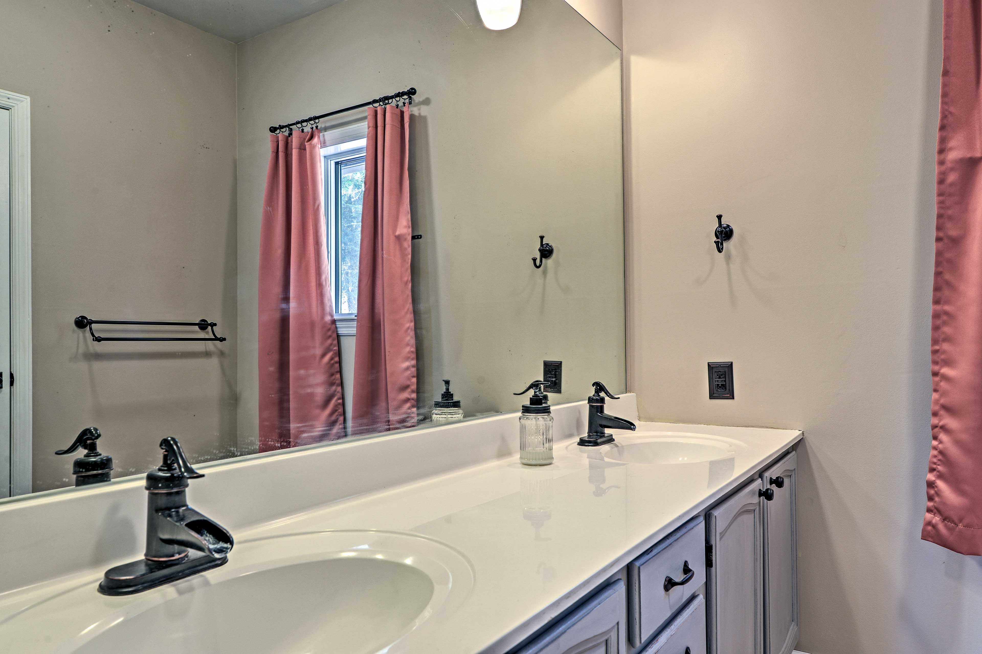 En-Suite Bathroom | Complimentary Toiletries