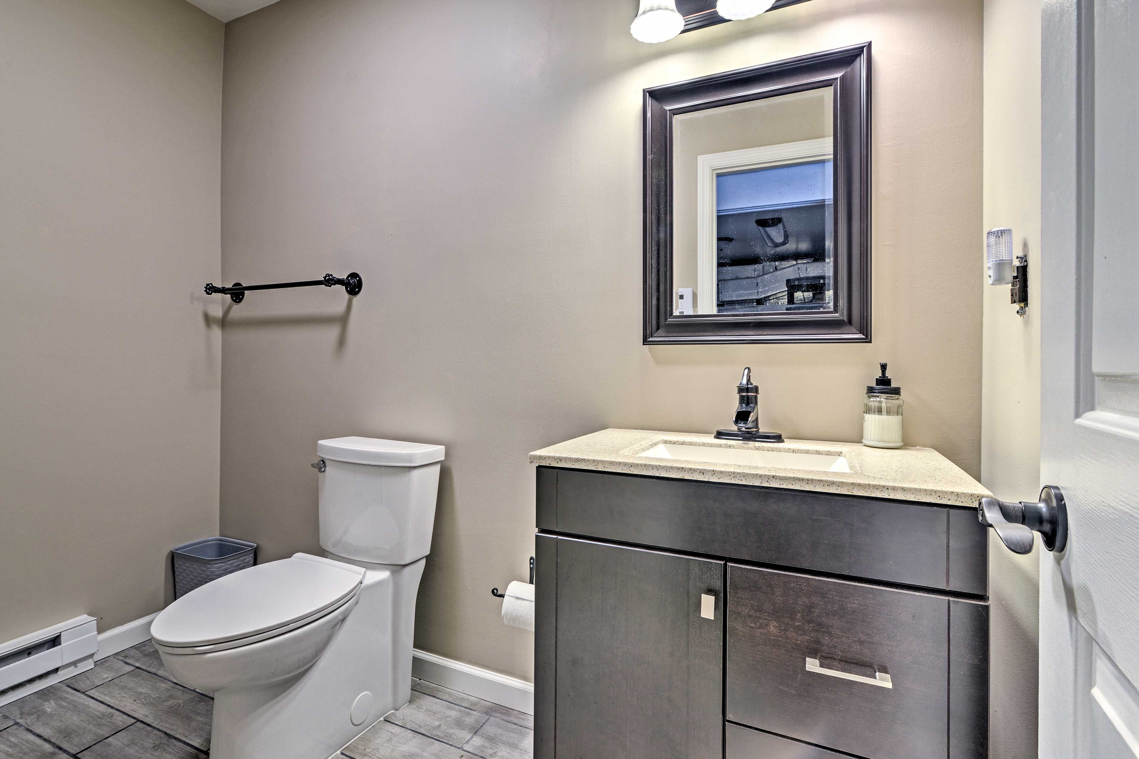 Full Bathroom | Towels Provided
