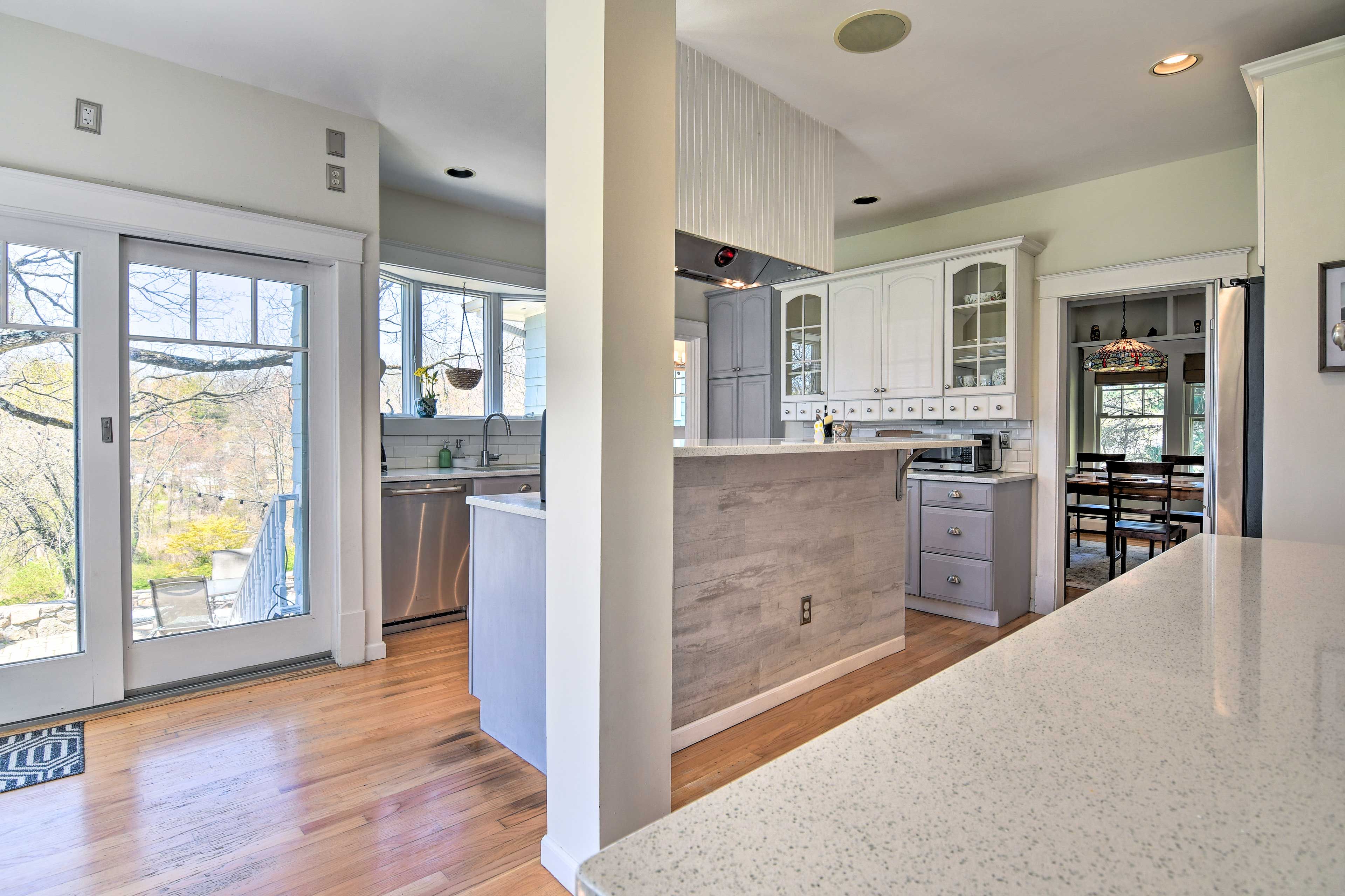 Fully Equipped Kitchen | Dishware & Flatware