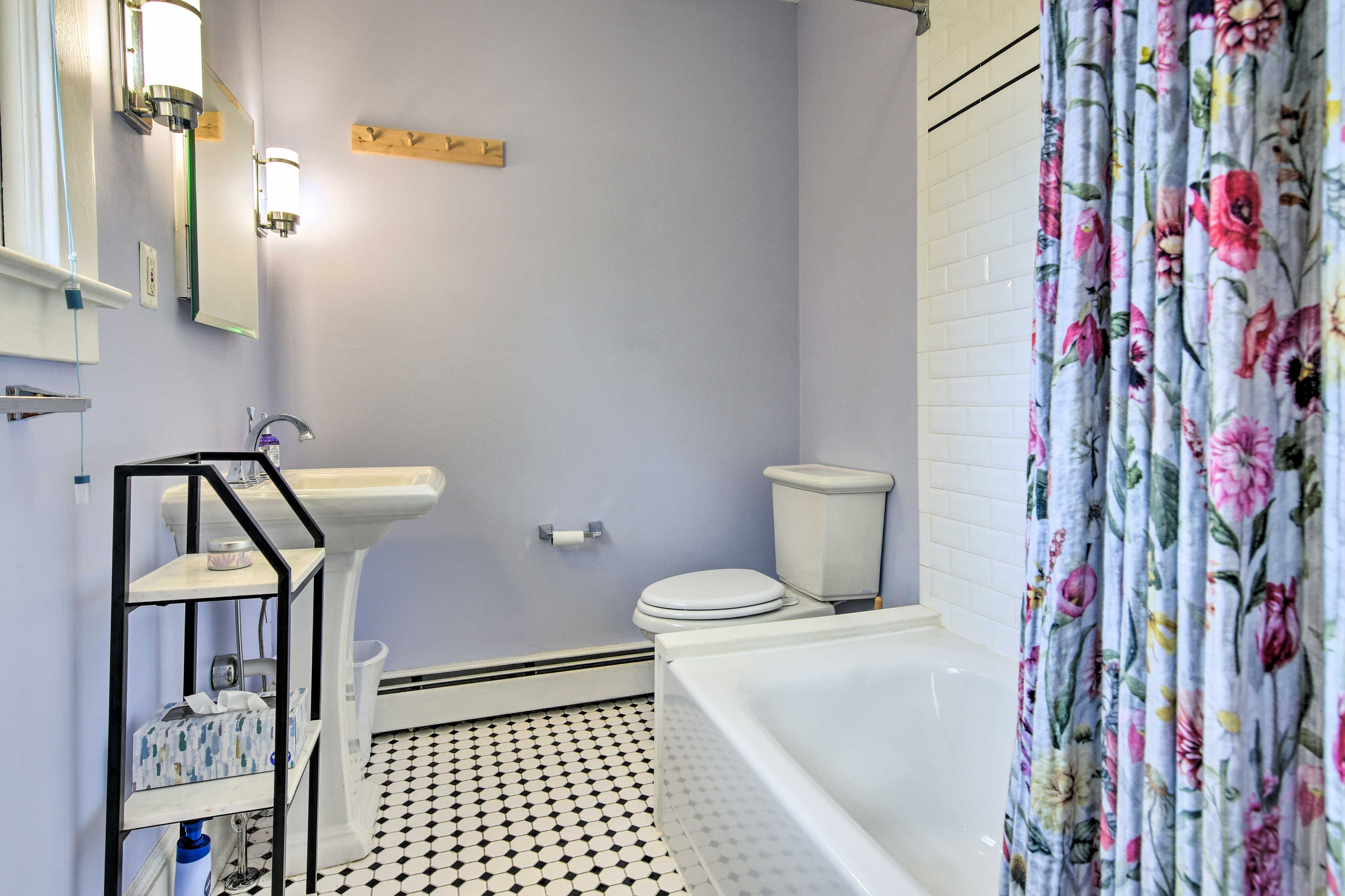 Full Bathroom | Complimentary Toiletries