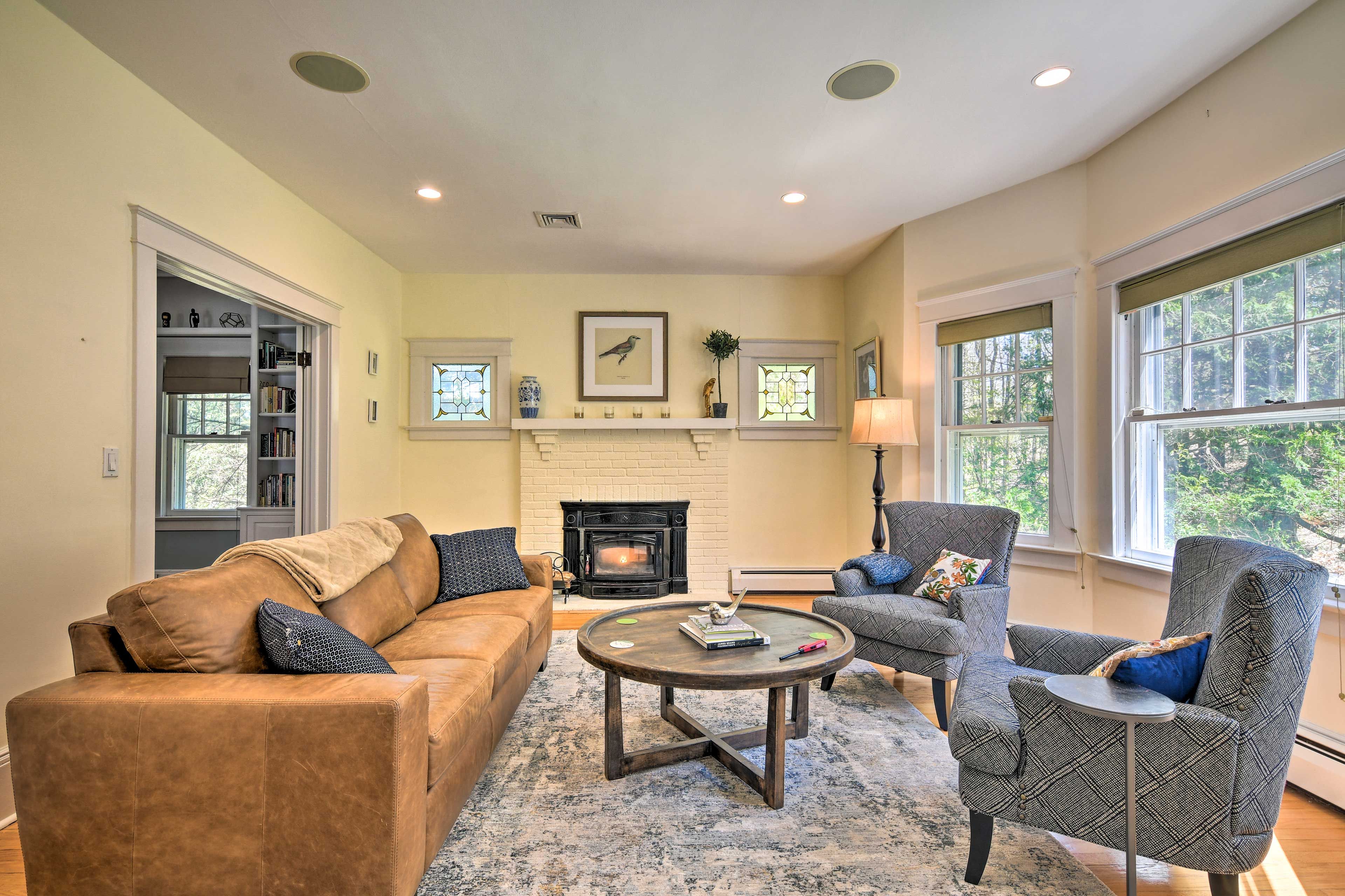 Living Room | Pet Friendly w/ Fee | Kid's Supplies