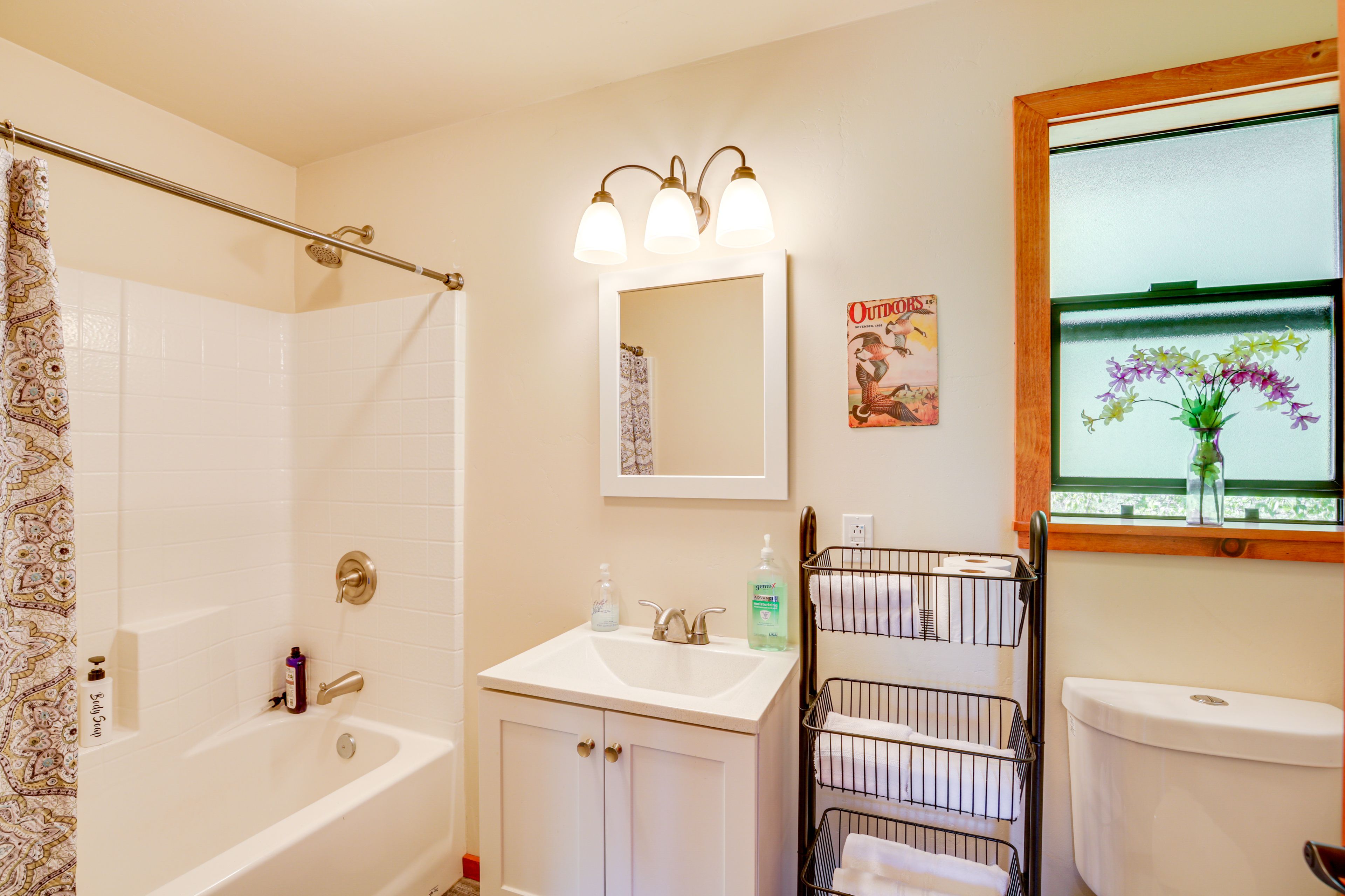 Full Bathroom | Towels Provided | Complimentary Toiletries