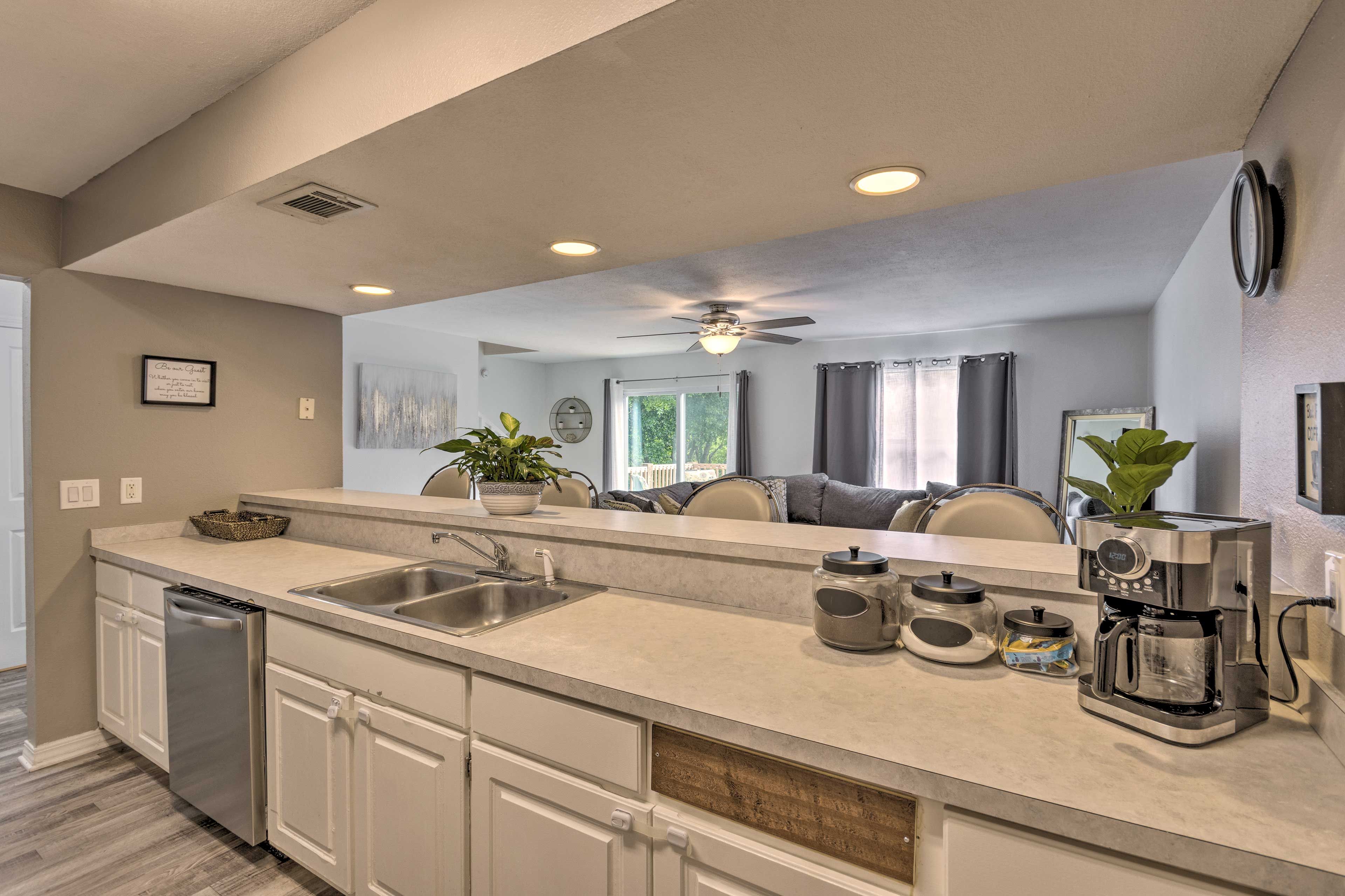 Kitchen | Paper Towels/Trash Bags Provided