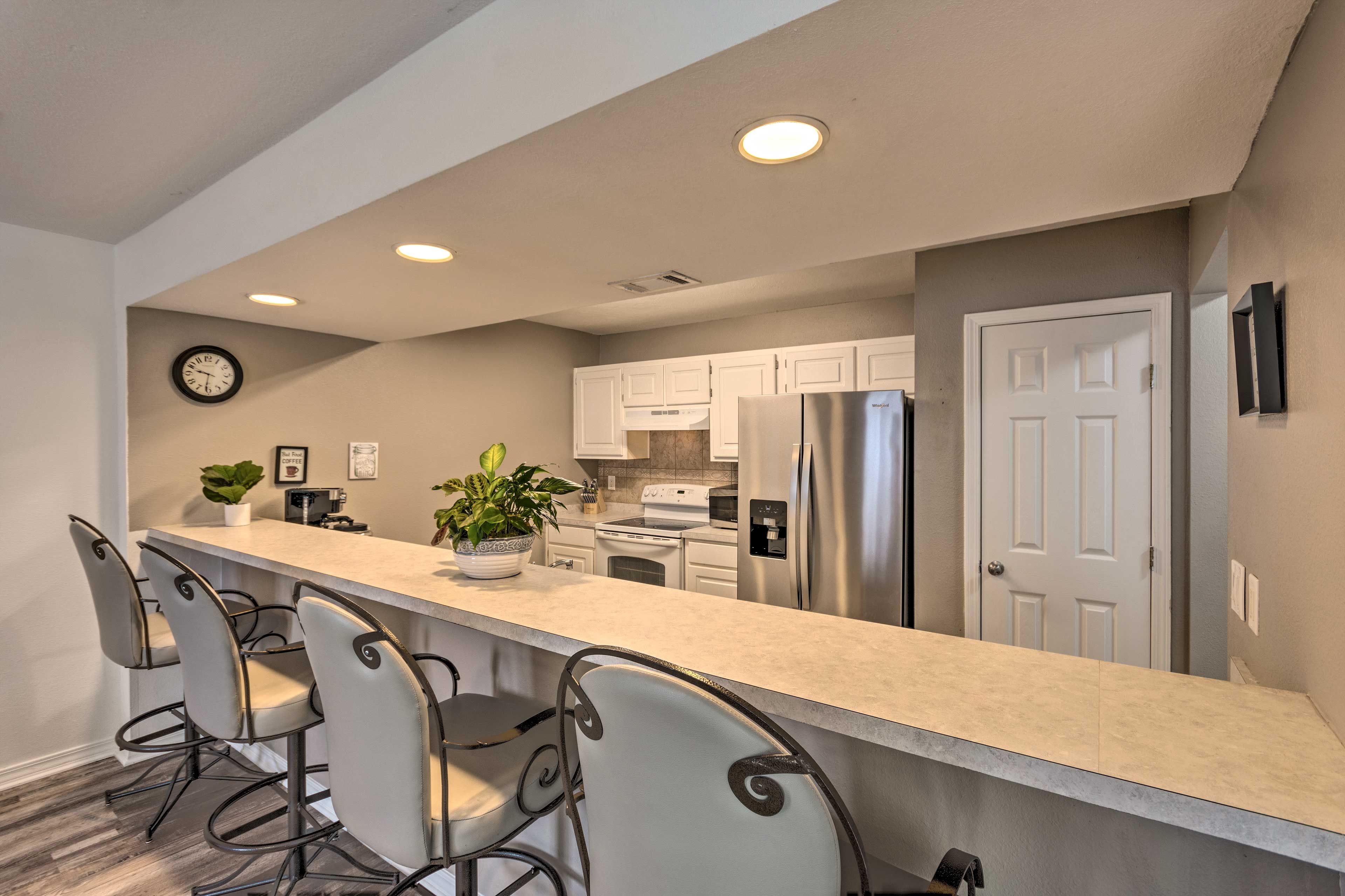 Kitchen | Breakfast Bar | Dishware/Flatware Provided